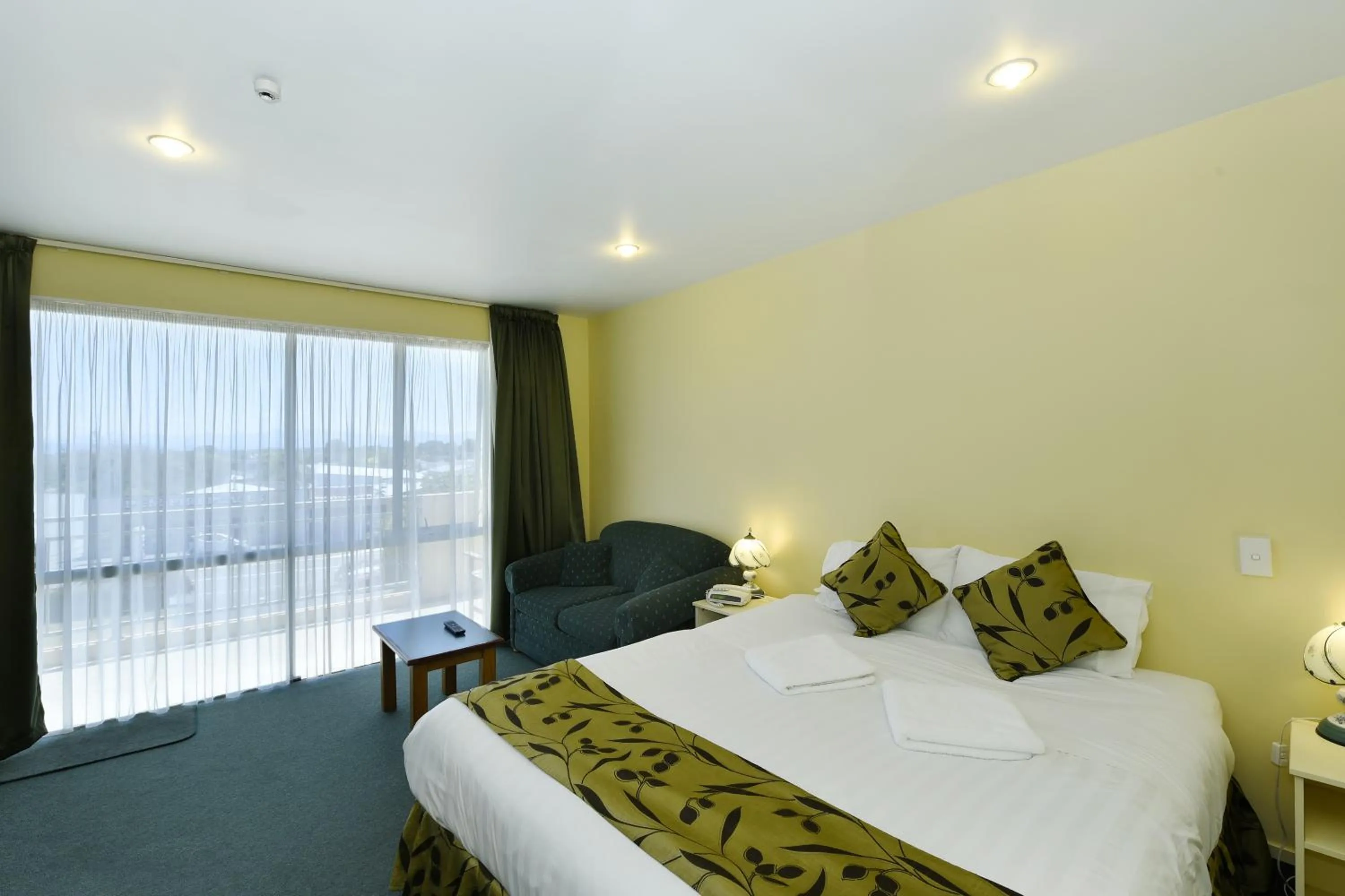 Balcony/Terrace, Bed in Abelia Motor Lodge