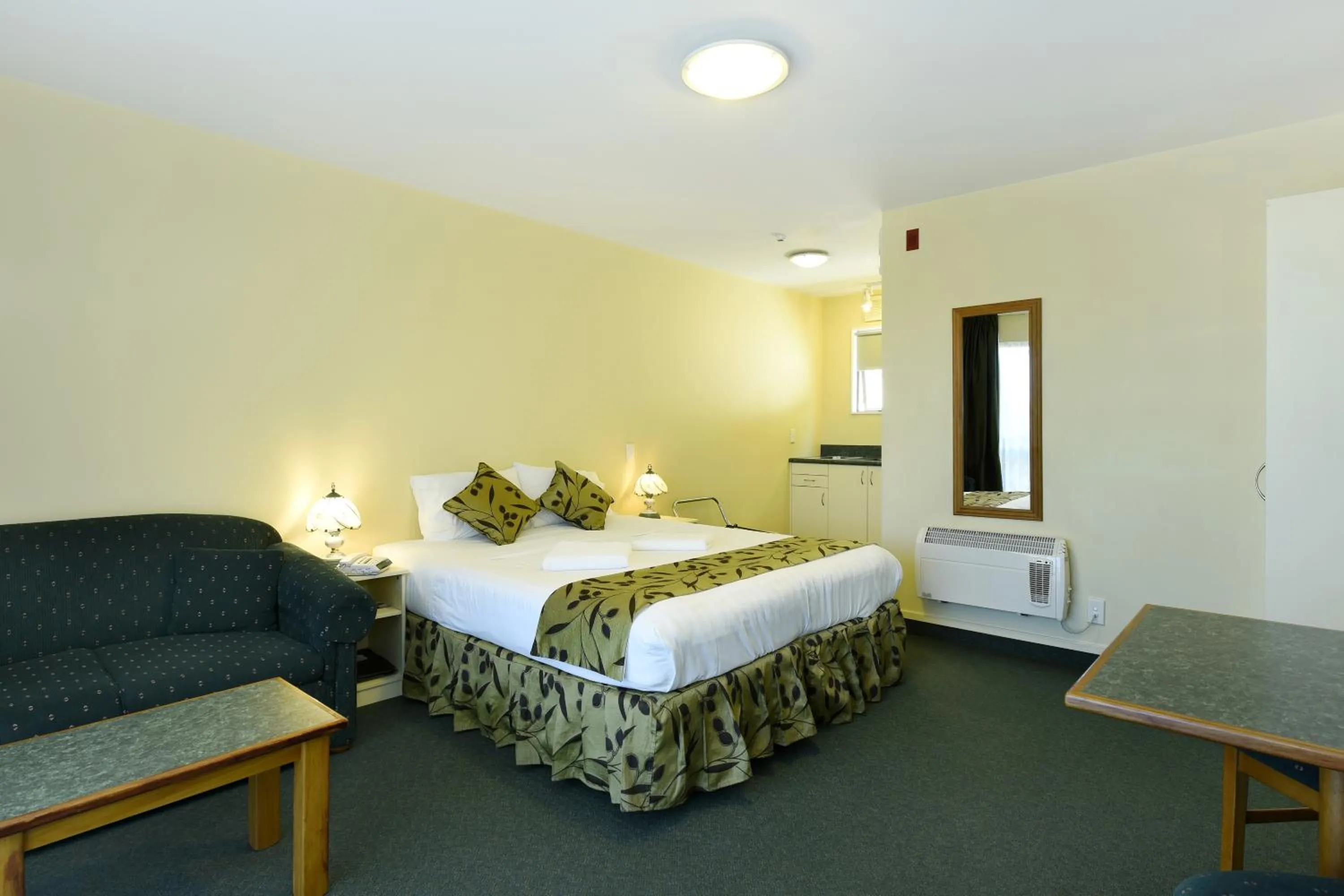 Kitchen or kitchenette, Bed in Abelia Motor Lodge