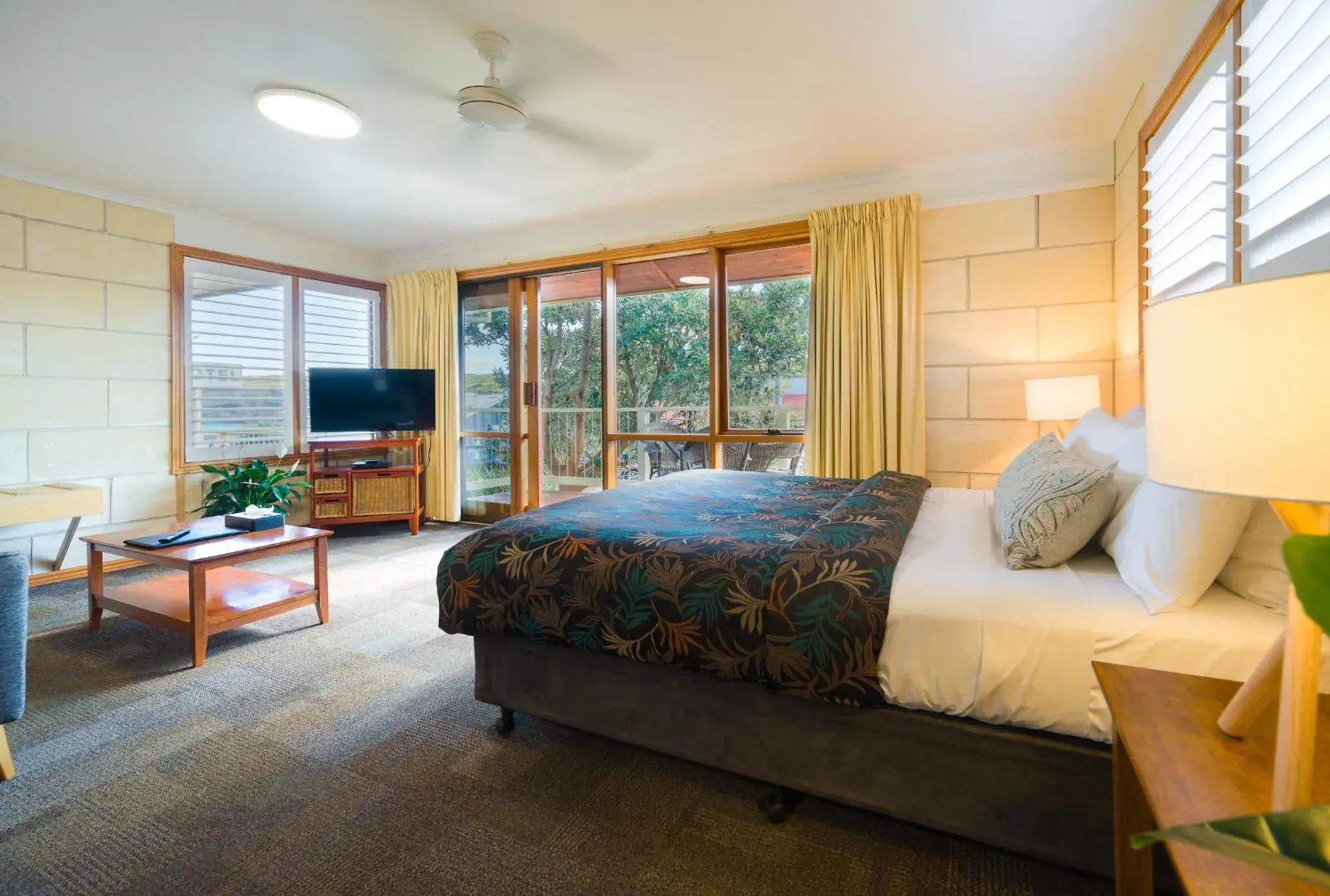 Partial ocean view family with kitchen in Loch Ard Motor Inn Partial ocean view family with kitchen in Loch Ard Motor Inn