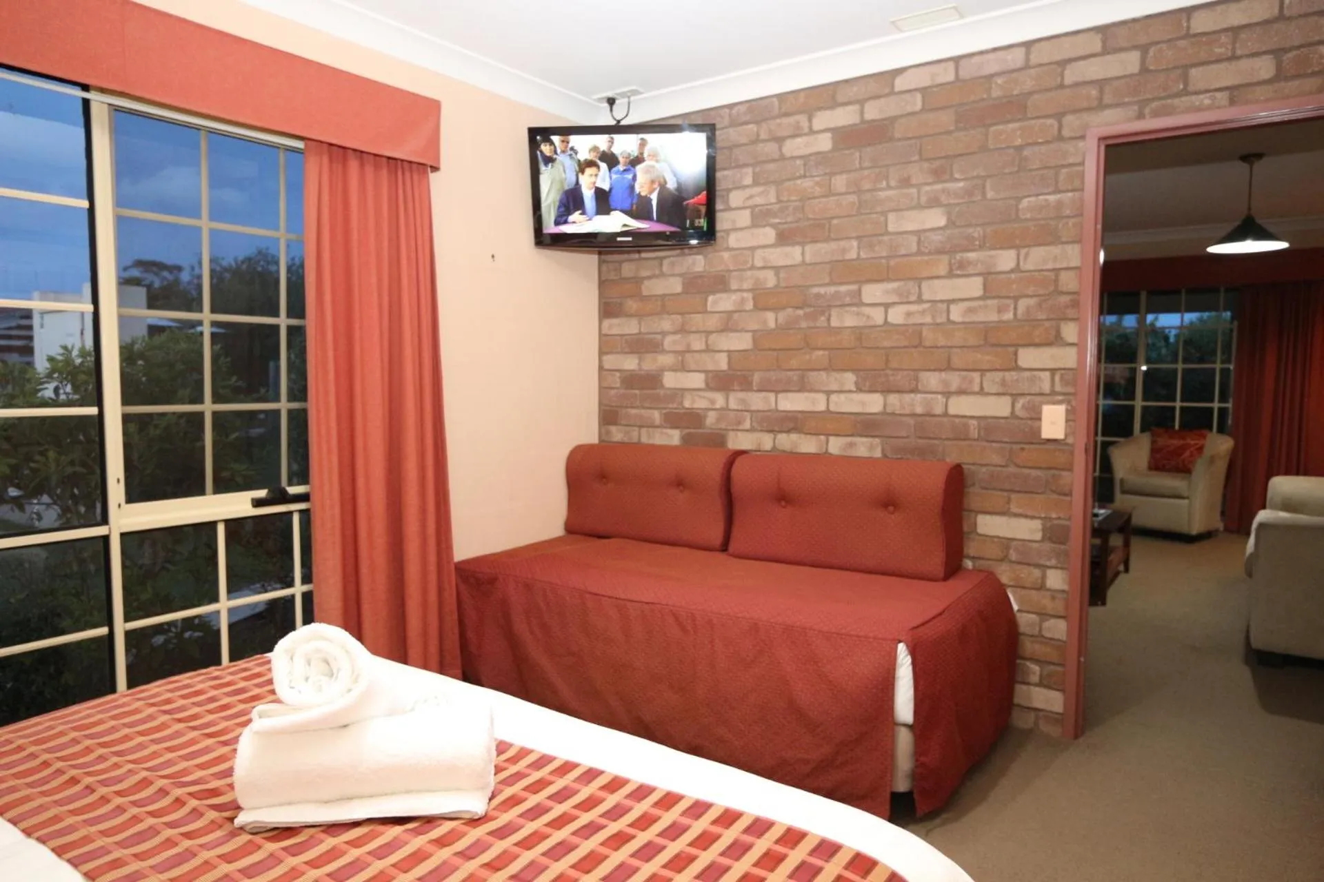 TV and multimedia, Bed in Swansea Cottages & Lodge Suites