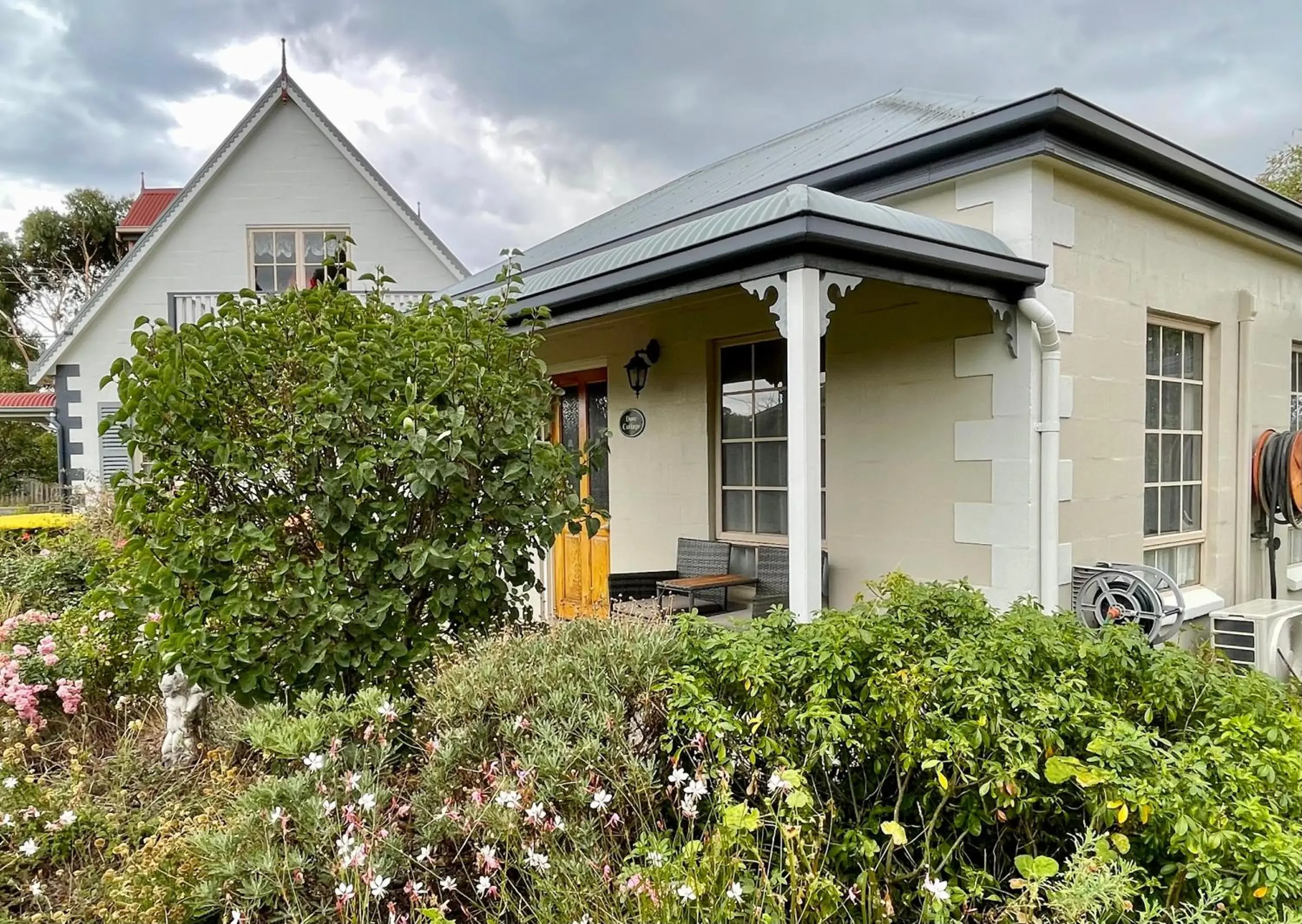 Two-Bedroom Cottage - Dove in Swansea Cottages & Lodge Suites Two-Bedroom Cottage - Dove in Swansea Cottages & Lodge Suites