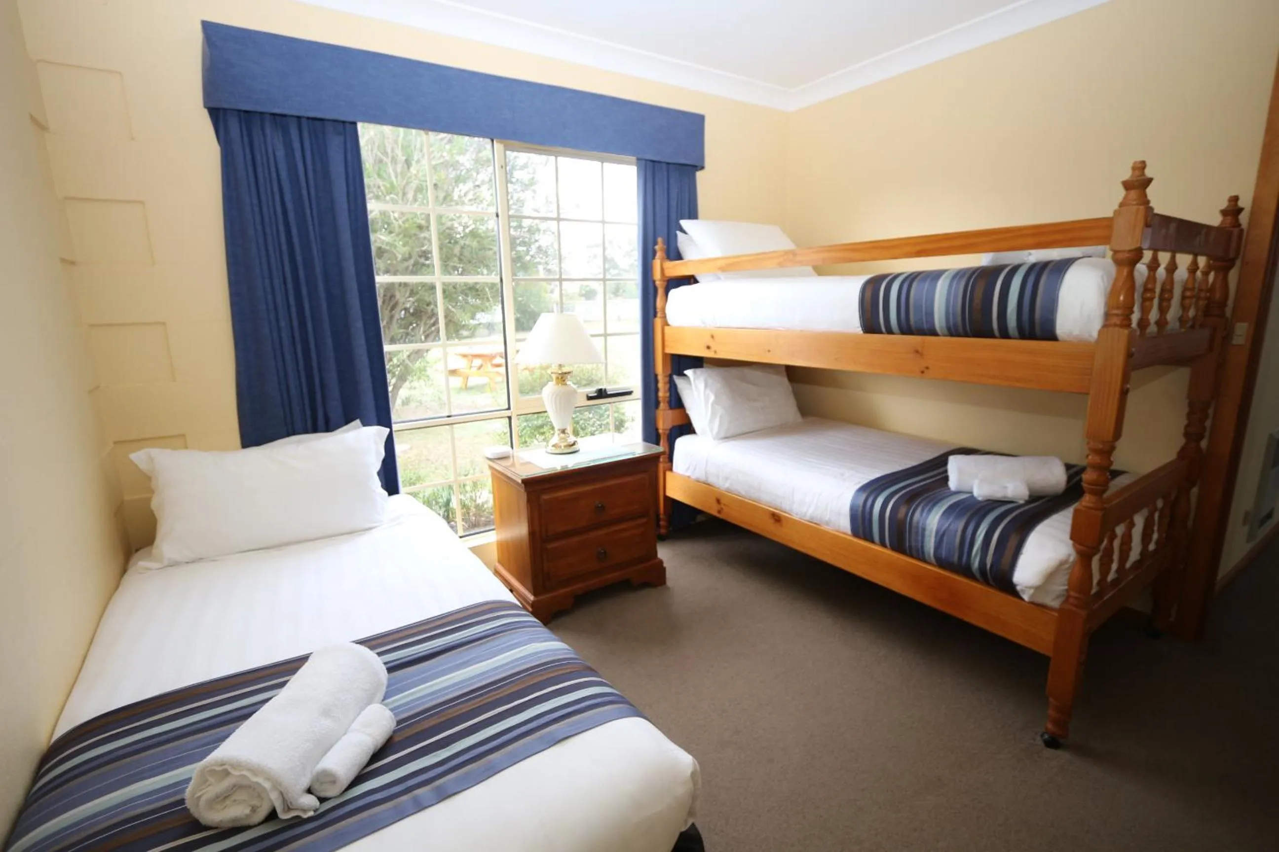 Bed in Swansea Cottages & Lodge Suites