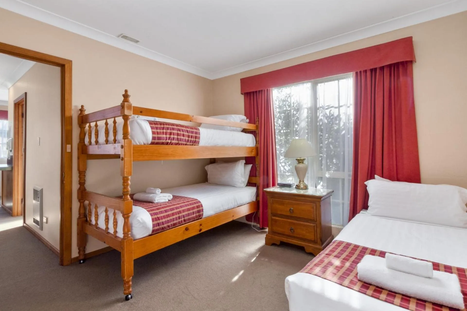 Bed in Swansea Cottages & Lodge Suites