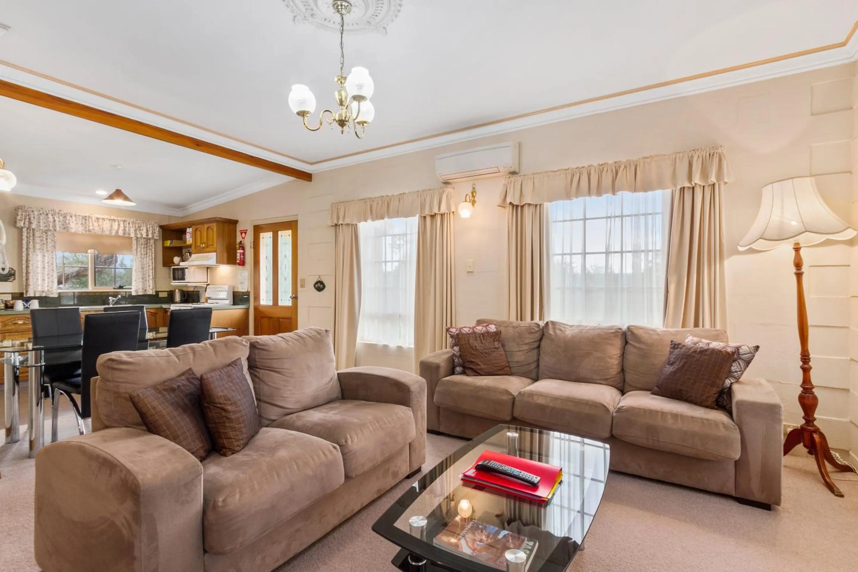 Dining area in Swansea Cottages & Lodge Suites