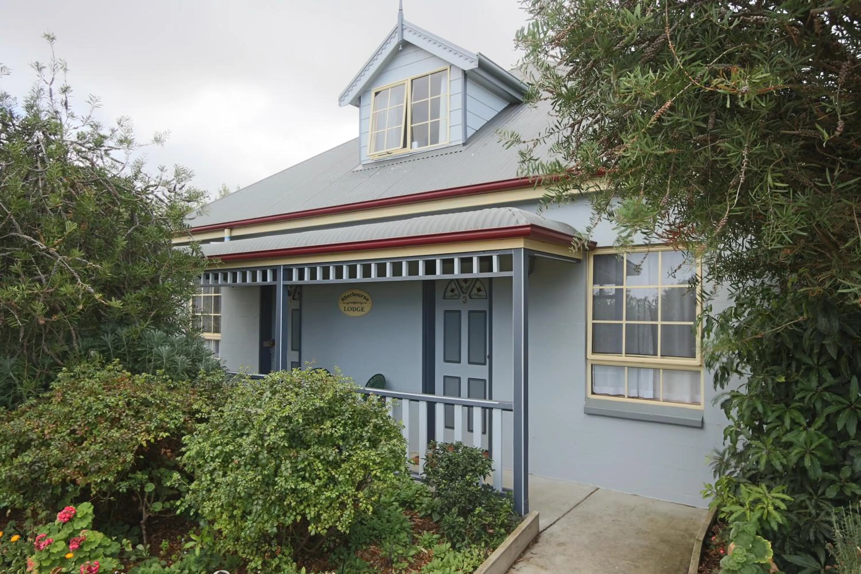 Facade/entrance in Swansea Cottages & Lodge Suites