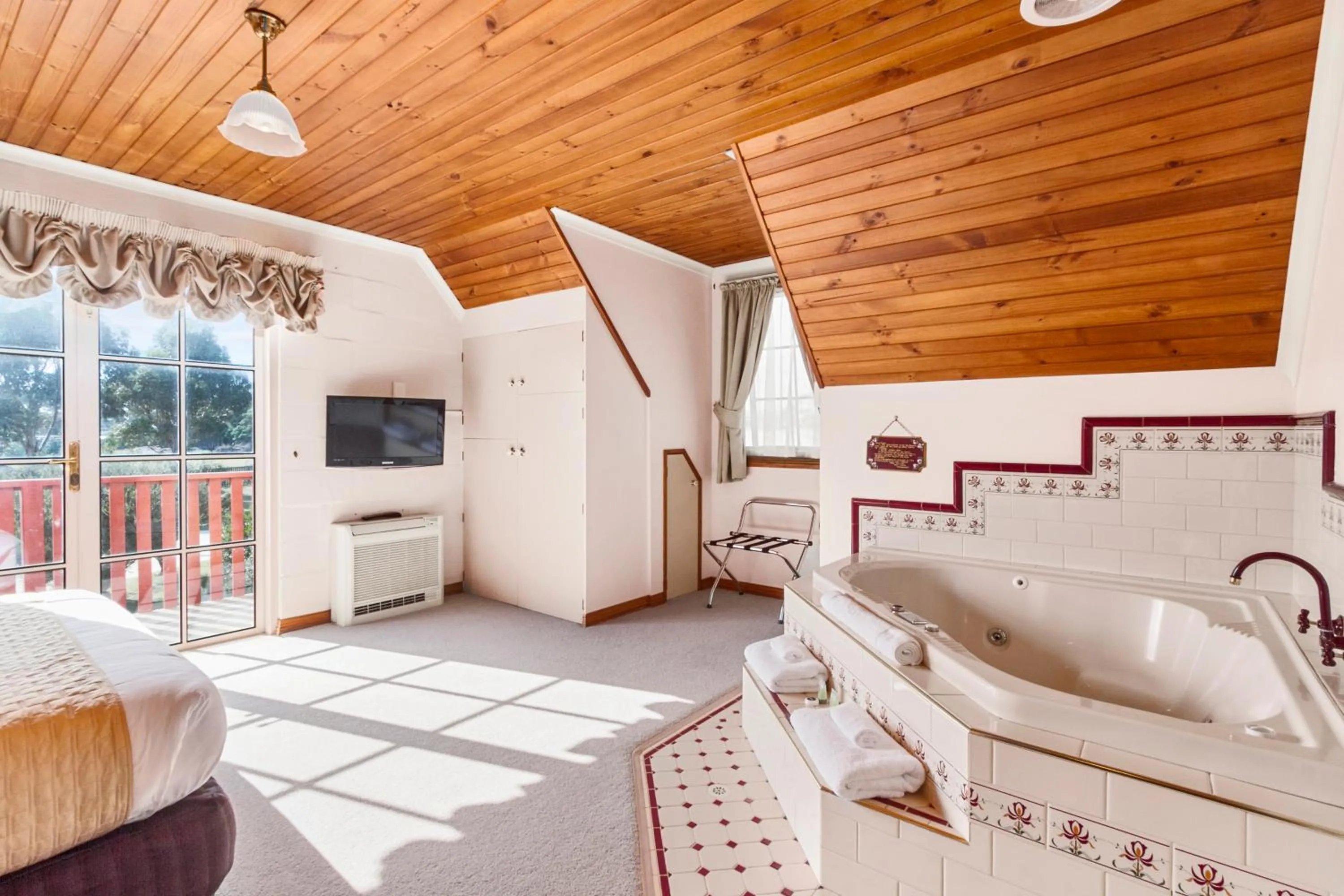 Bedroom, Bed in Swansea Cottages & Lodge Suites