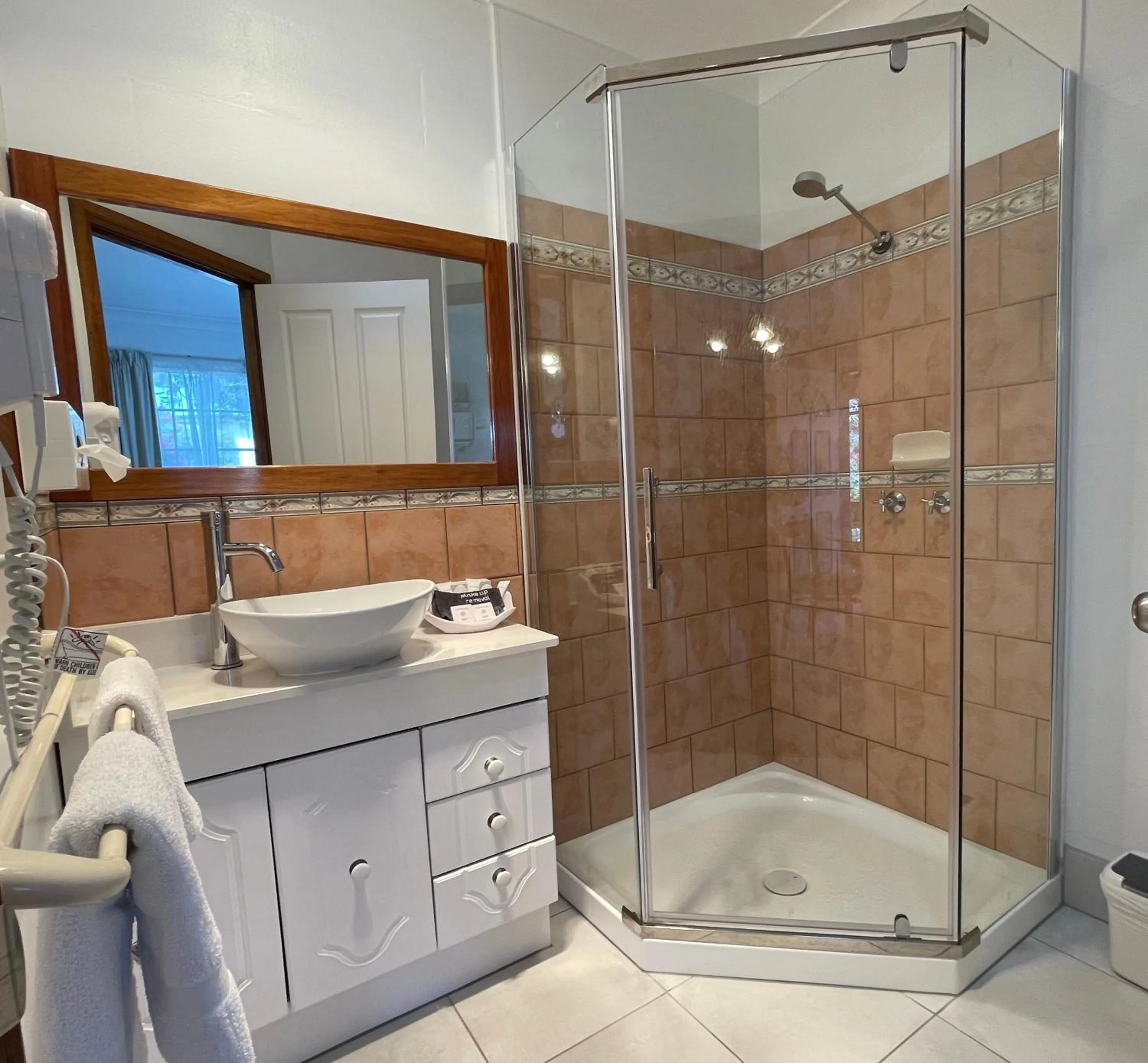 Toilet in Swansea Cottages & Lodge Suites