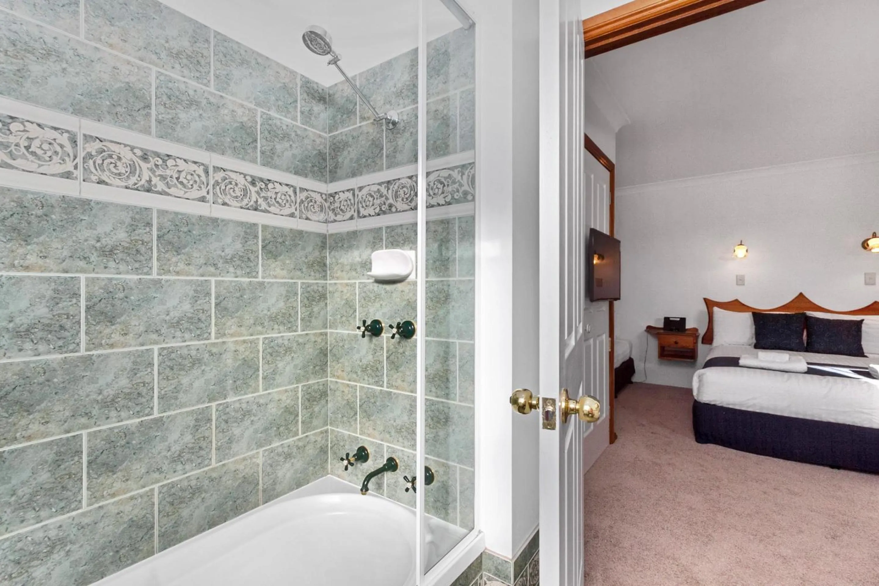 Bathroom, Bed in Swansea Cottages & Lodge Suites
