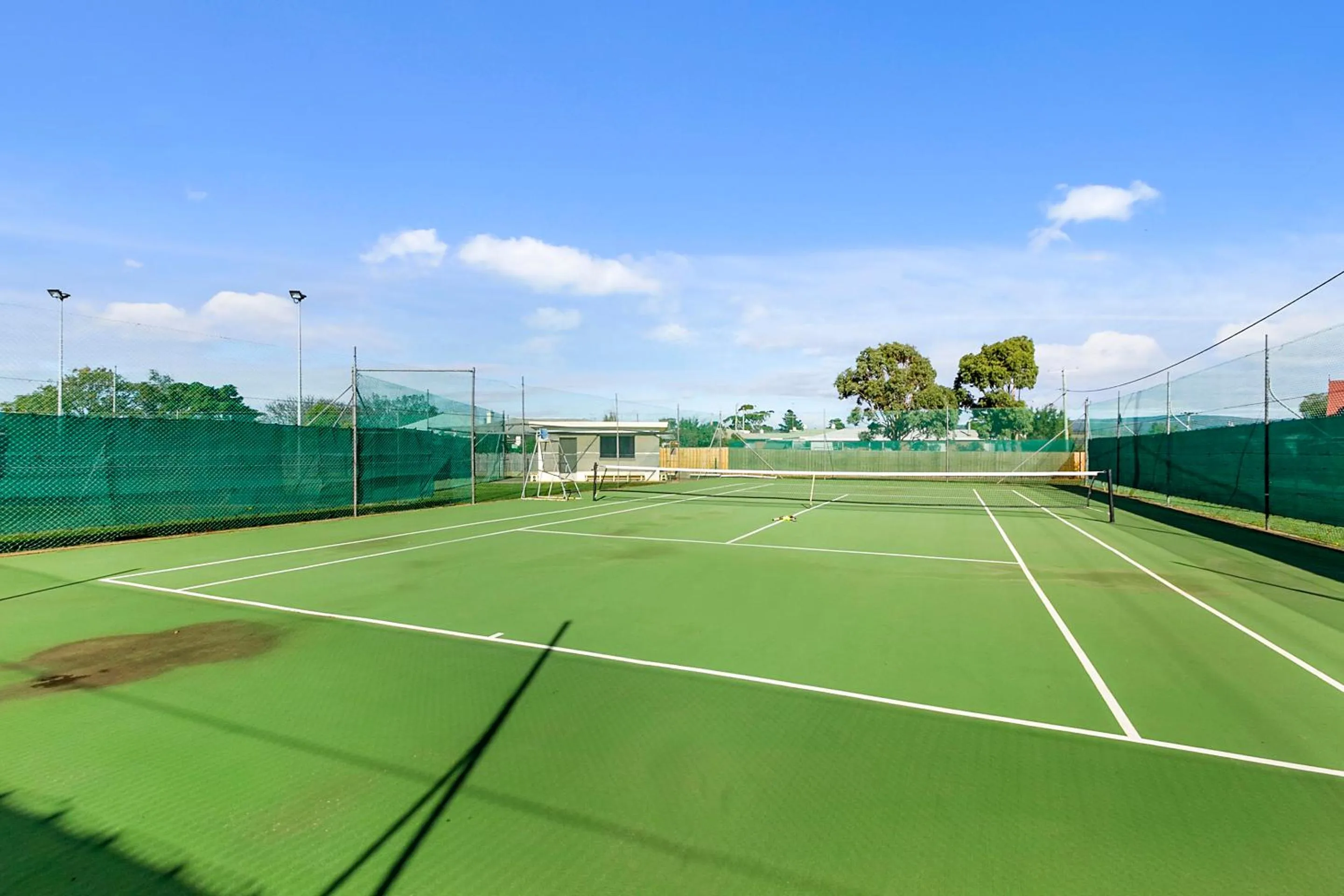 Tennis court in Swansea Cottages & Lodge Suites