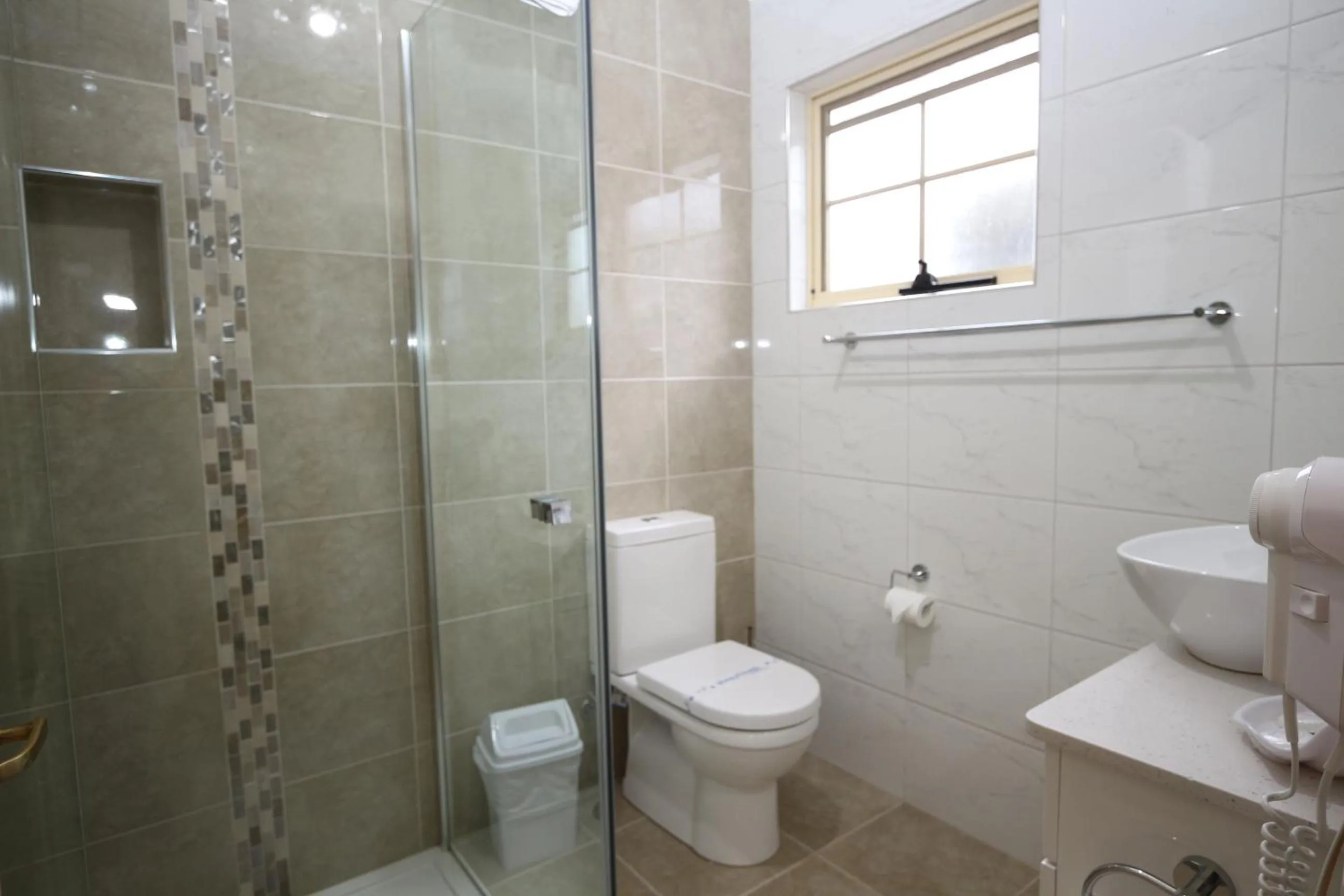 Shower in Swansea Cottages & Lodge Suites