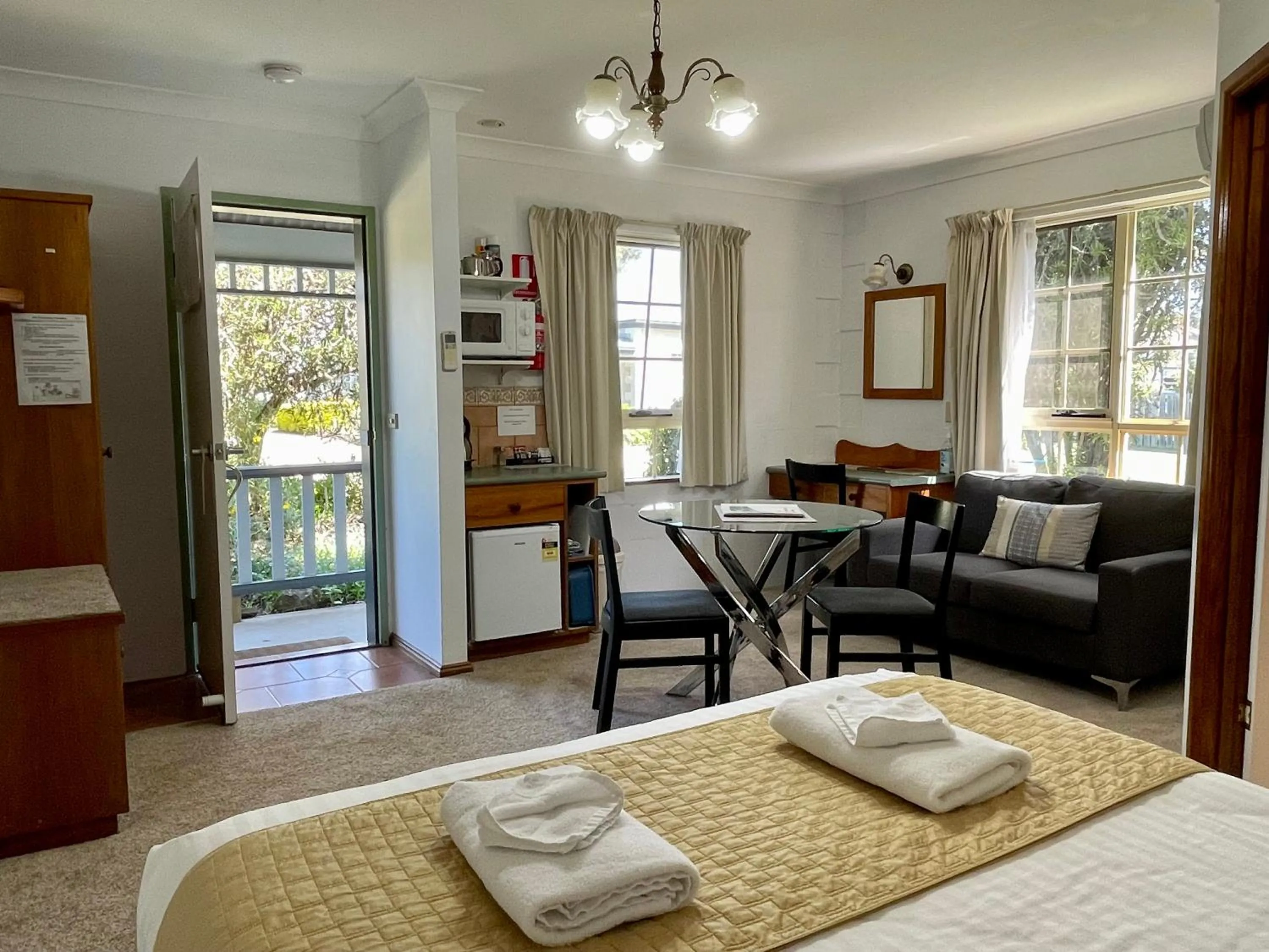 TV and multimedia in Swansea Cottages & Lodge Suites