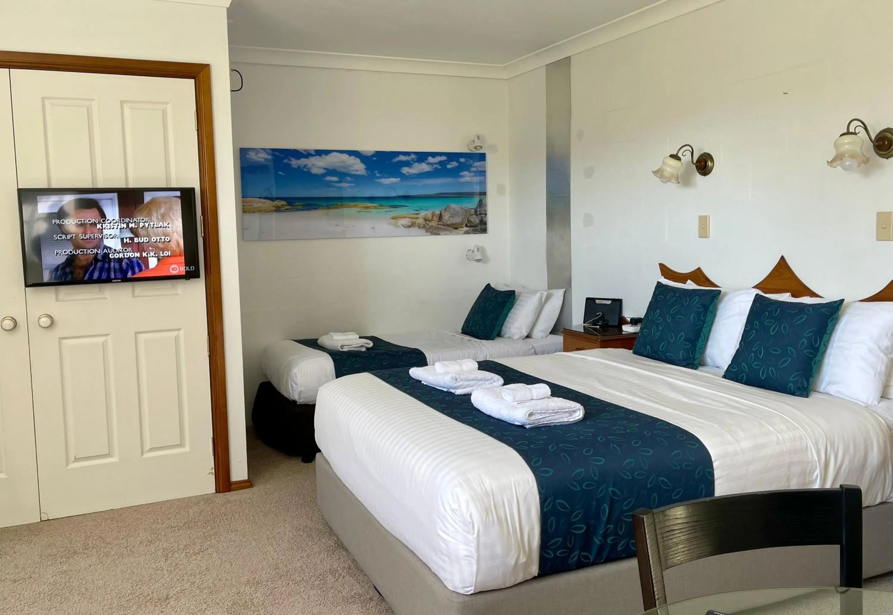 Bed in Swansea Cottages & Lodge Suites