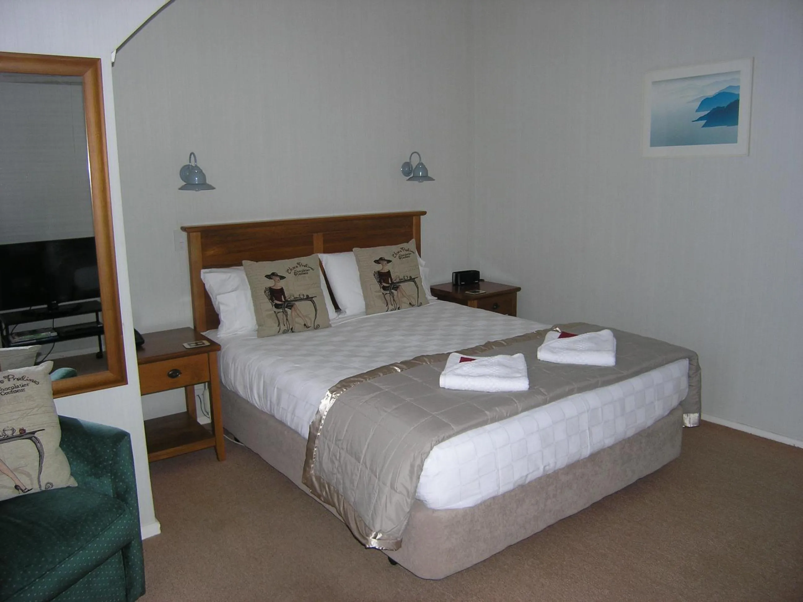 Seating area, Bed in Bucket Tree Lodge