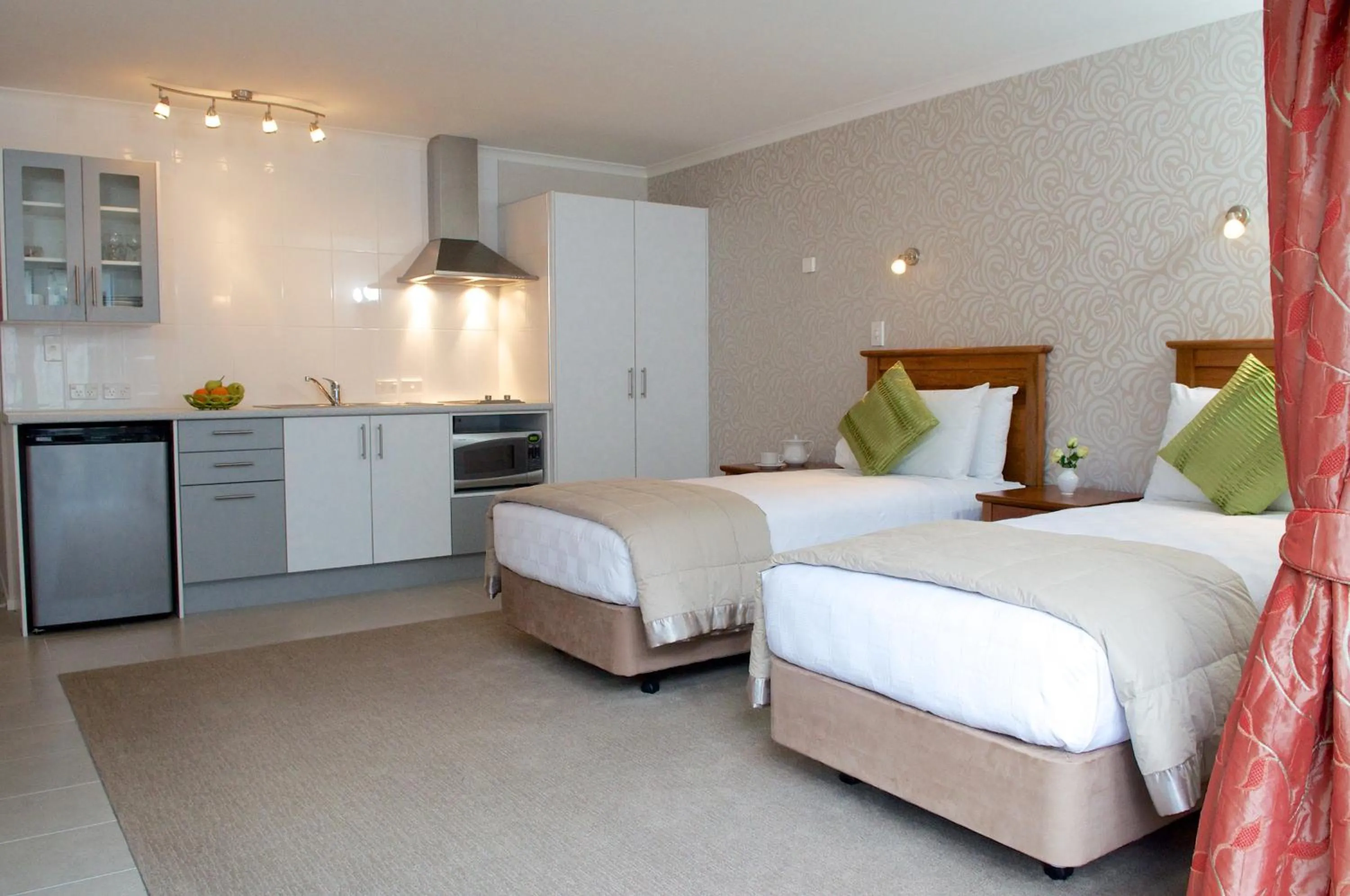 Photo of the whole room, Bed in Bucket Tree Lodge