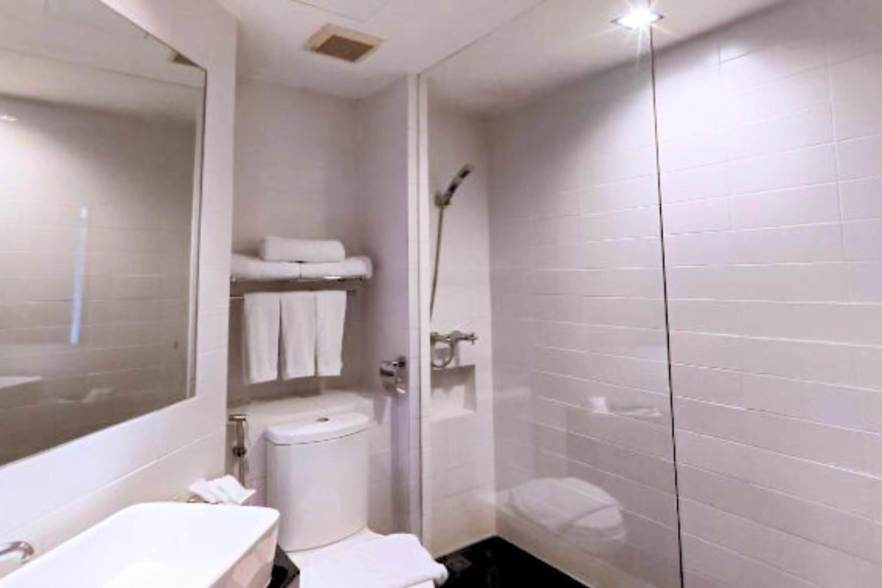 Shower in Bangkok Inter Place