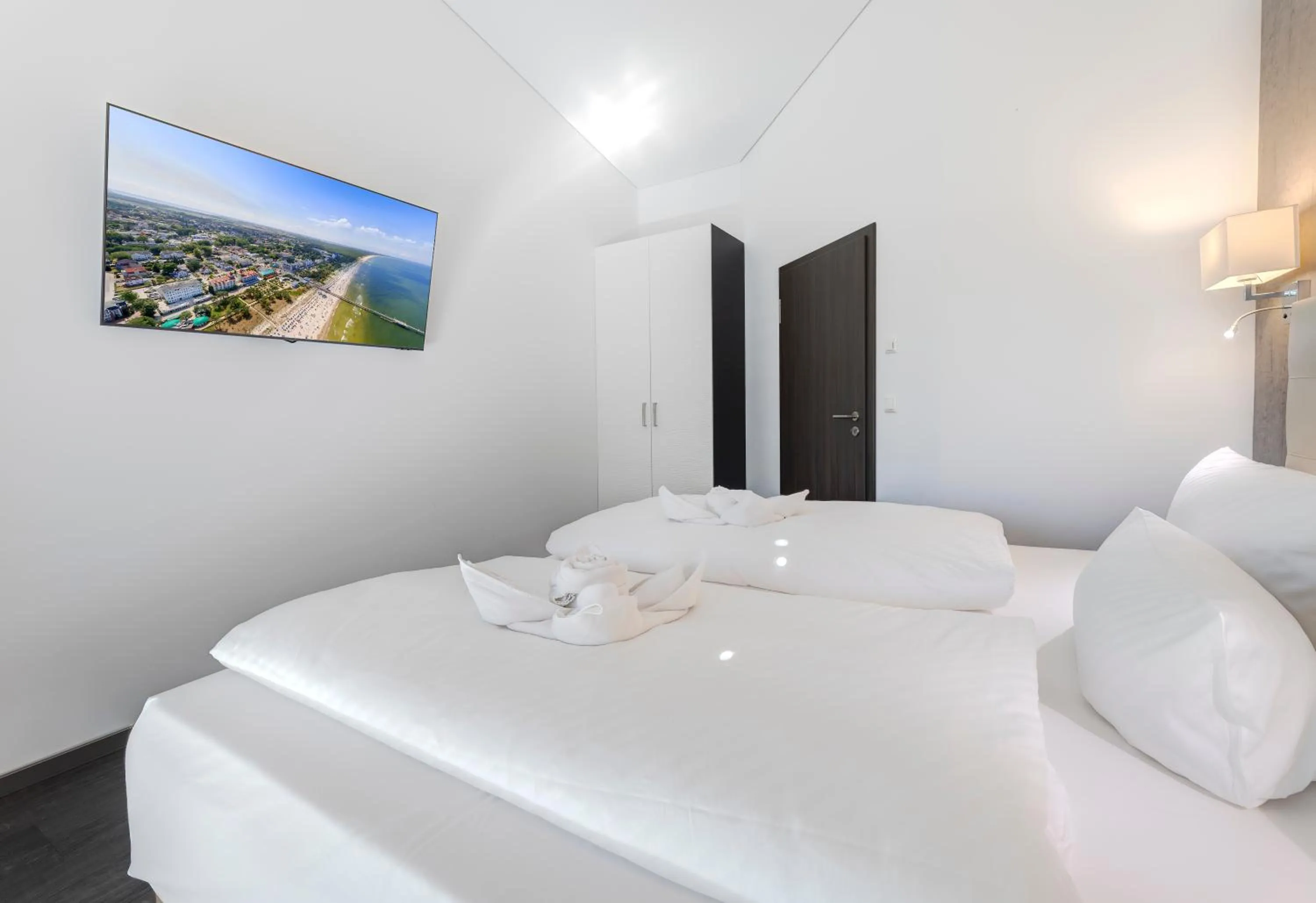 Photo of the whole room, Bed in Hotel am Kurpark