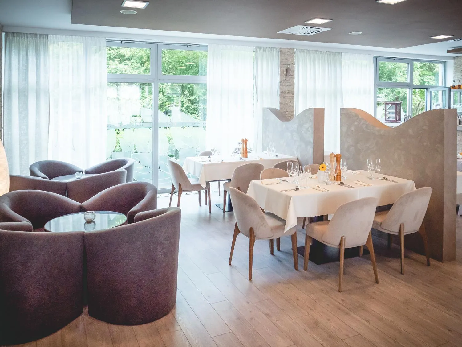 Restaurant/places to eat in Hotel River