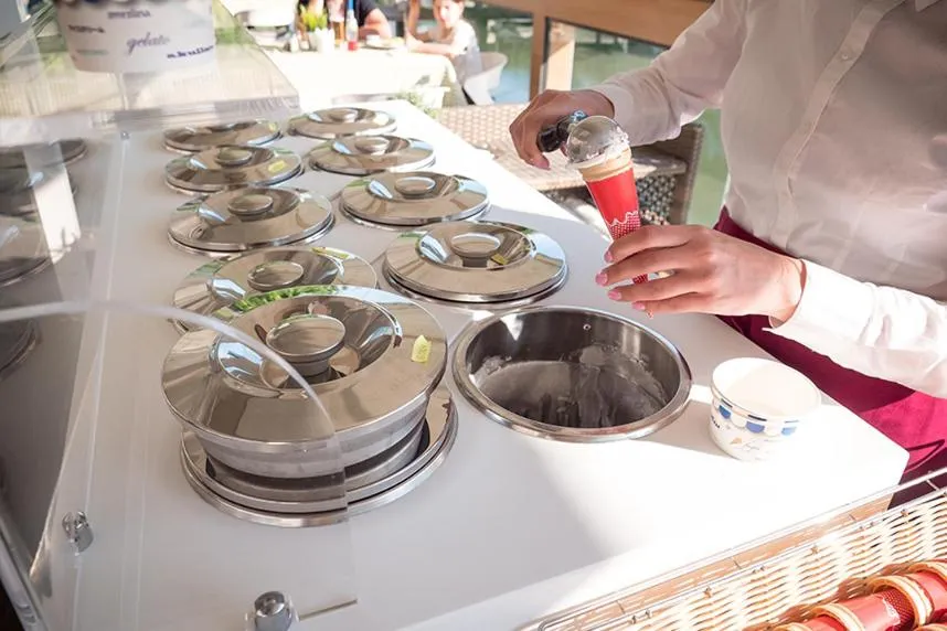 Restaurant/places to eat in Hotel River