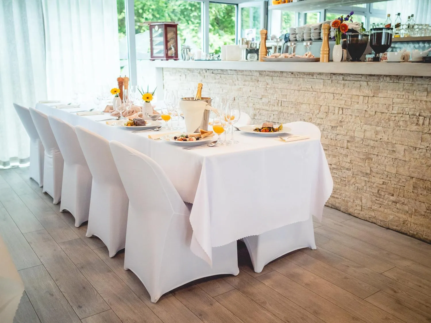 Restaurant/places to eat in Hotel River