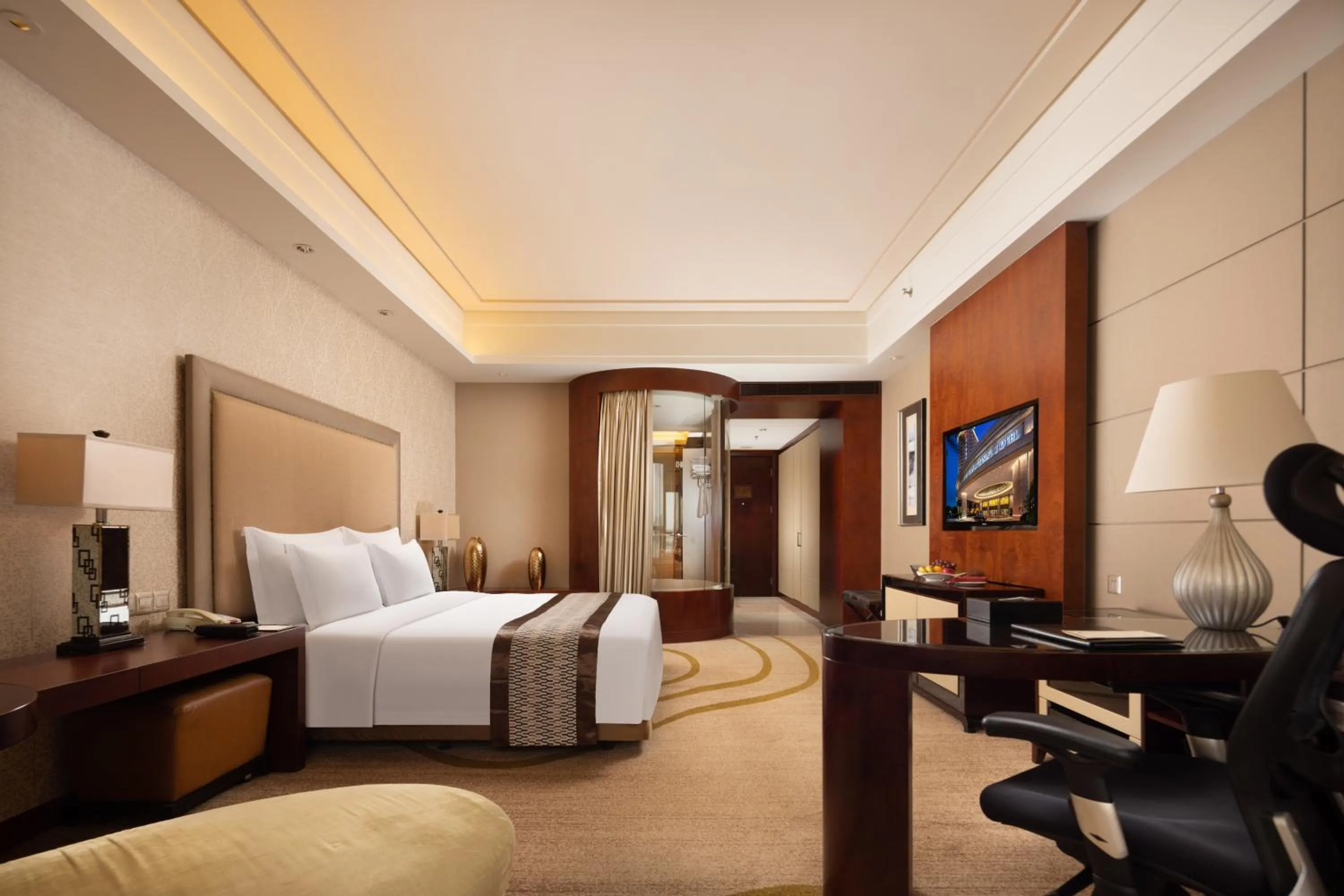 Photo of the whole room, Bed in Shenzhen Baolilai International Hotel (Baoan, Fuyong)