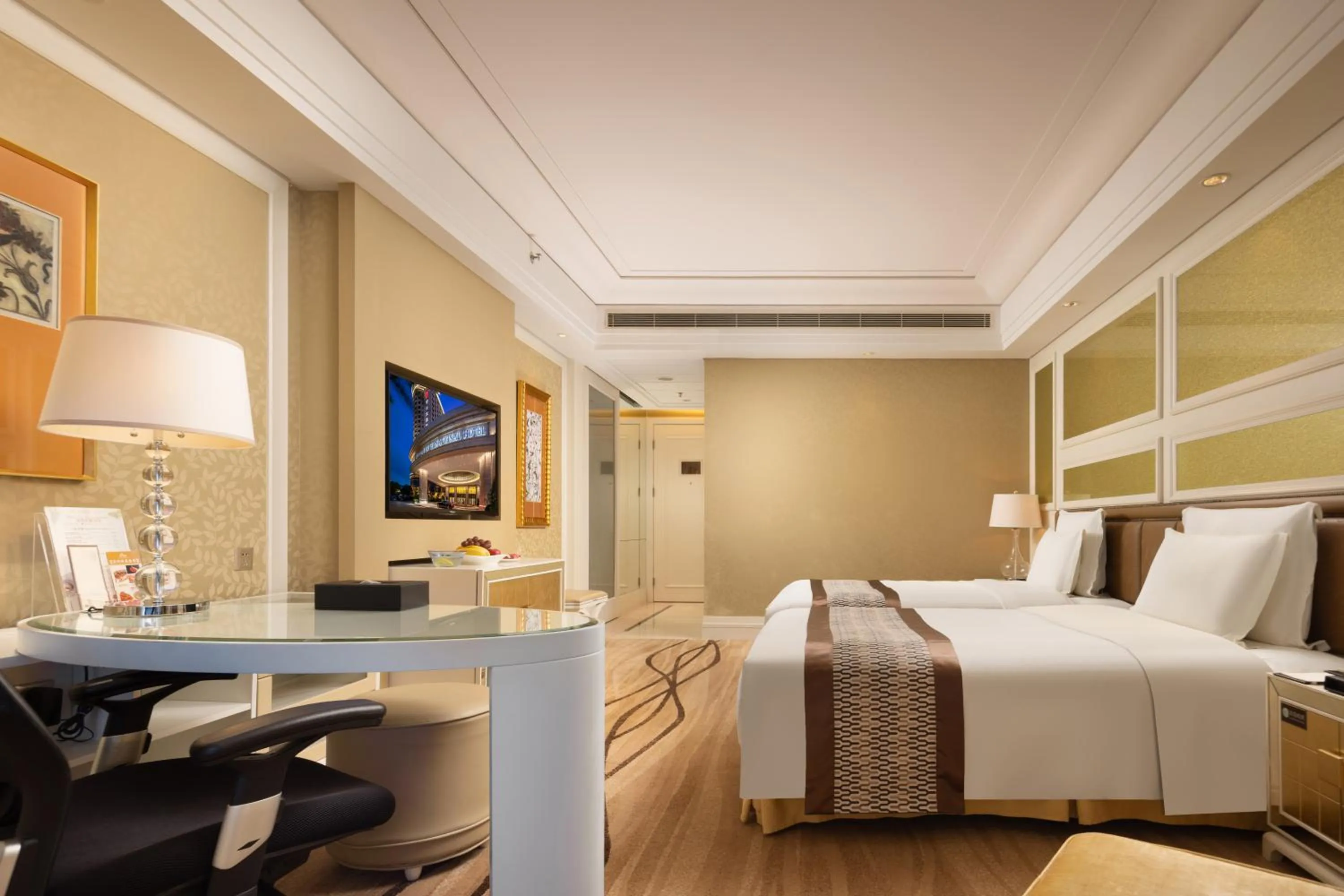 Photo of the whole room, Bed in Shenzhen Baolilai International Hotel (Baoan, Fuyong)