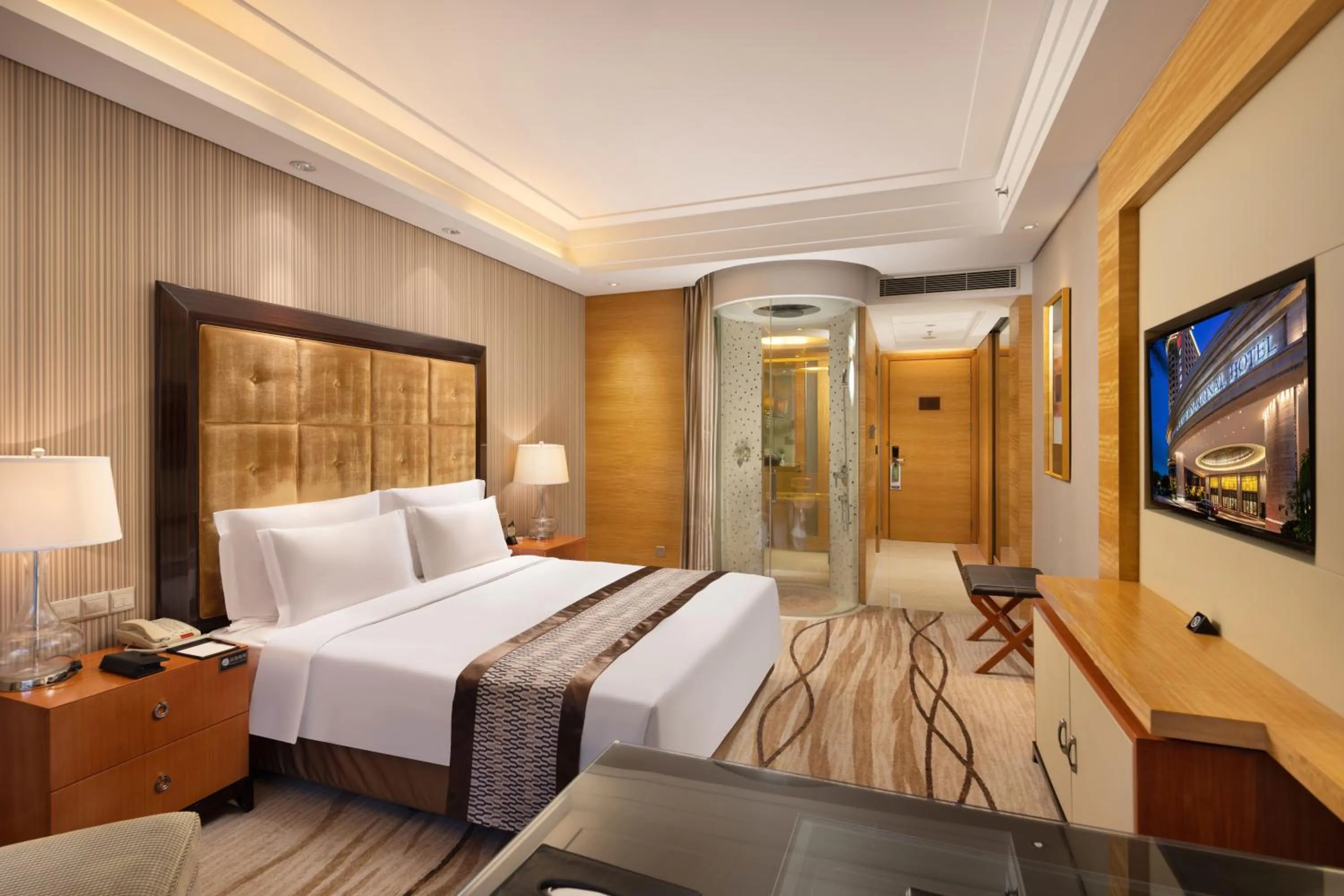 Photo of the whole room, Bed in Shenzhen Baolilai International Hotel (Baoan, Fuyong)