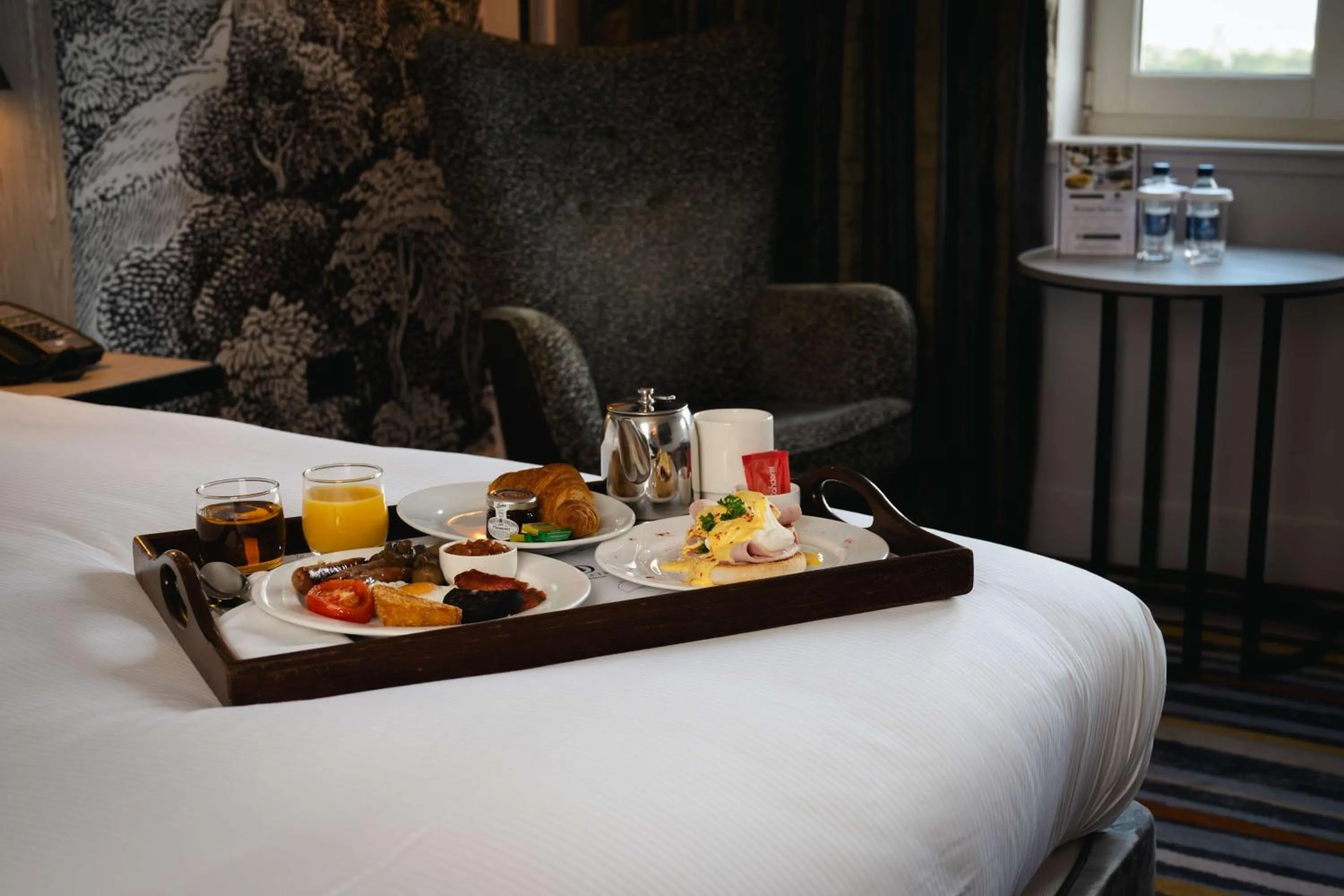 Dining area, Bed in DoubleTree by Hilton Bristol South - Cadbury House