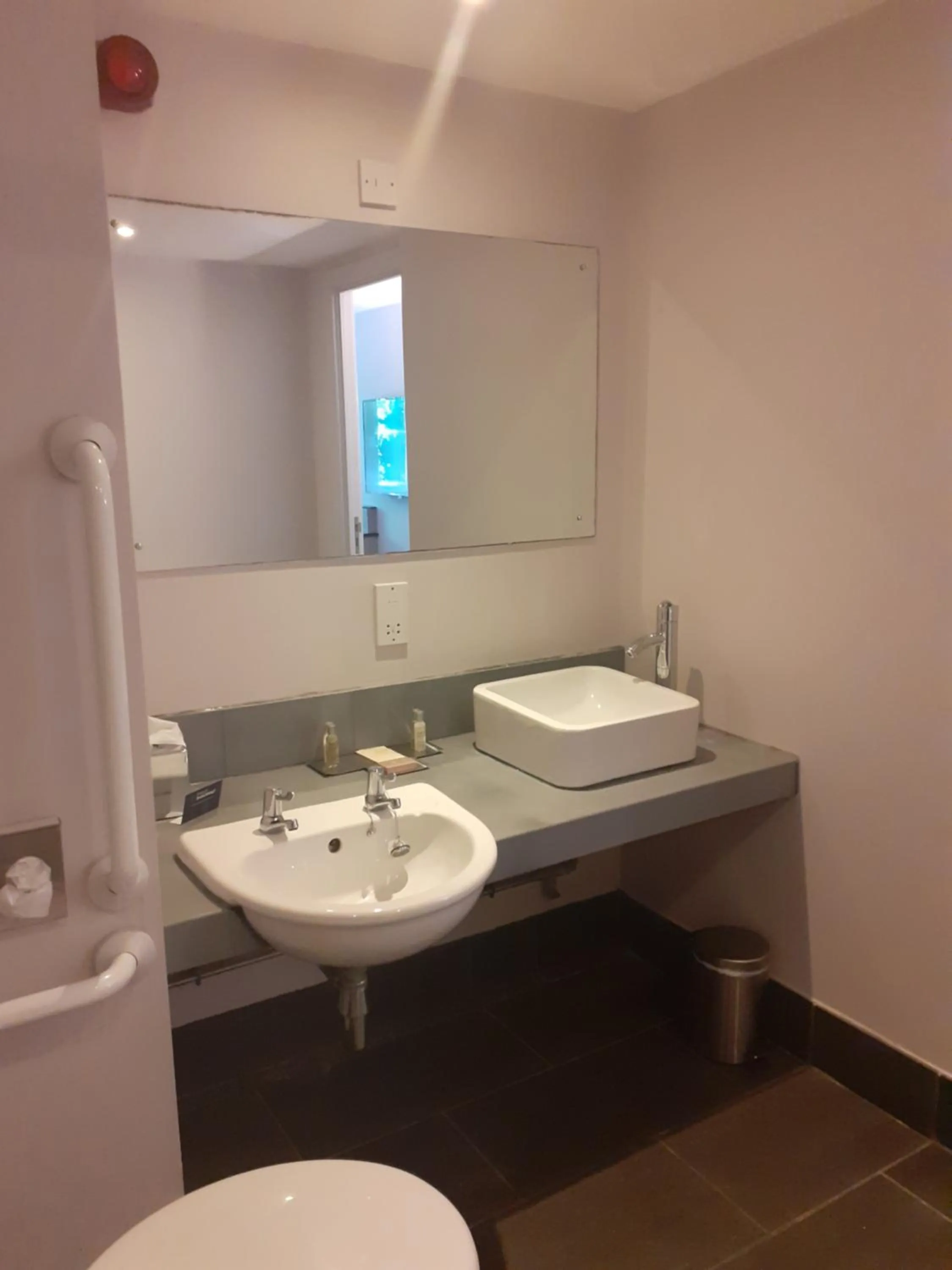 Bathroom in DoubleTree by Hilton Bristol South - Cadbury House