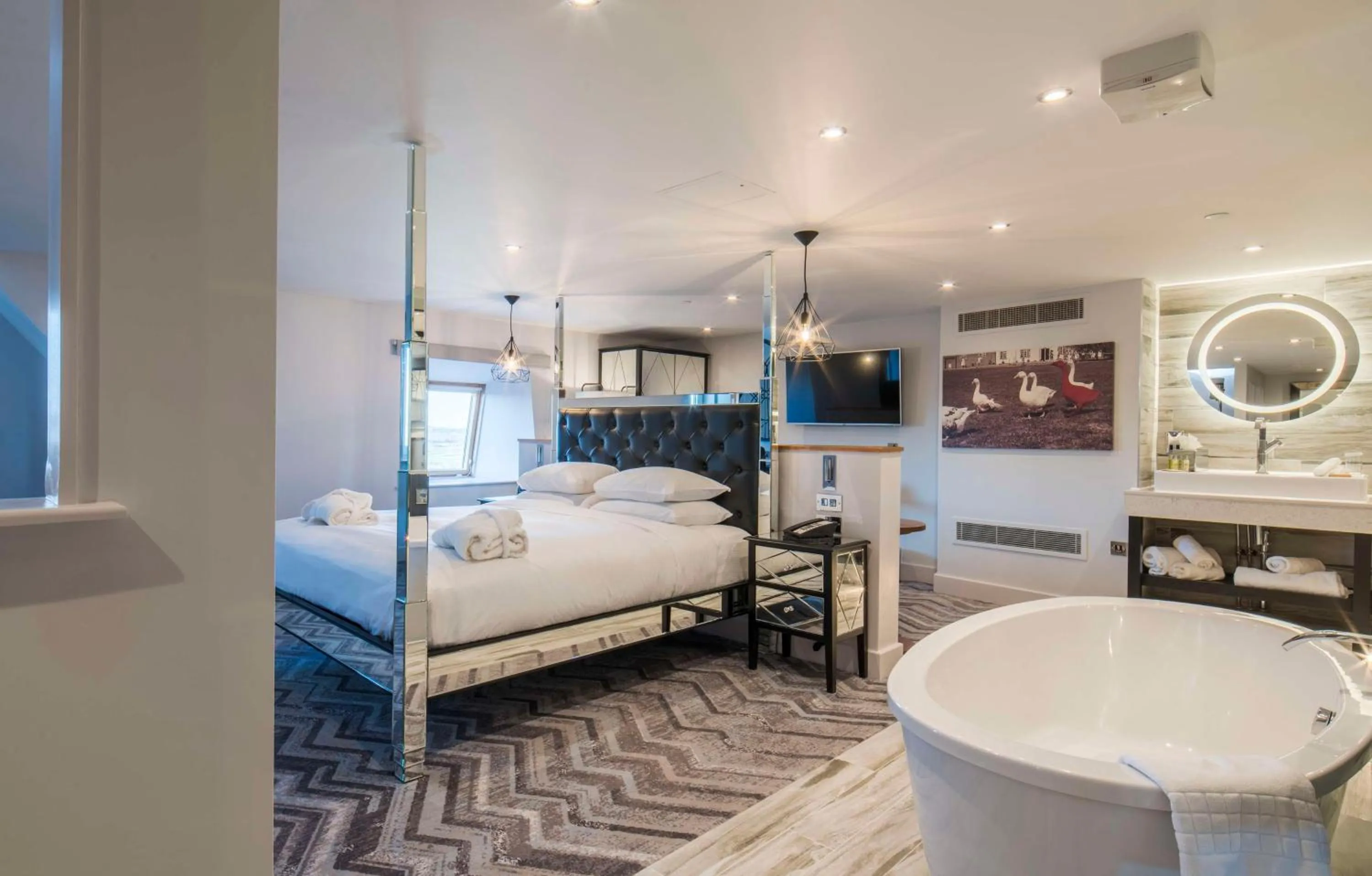 Bathroom, Bed in DoubleTree by Hilton Bristol South - Cadbury House