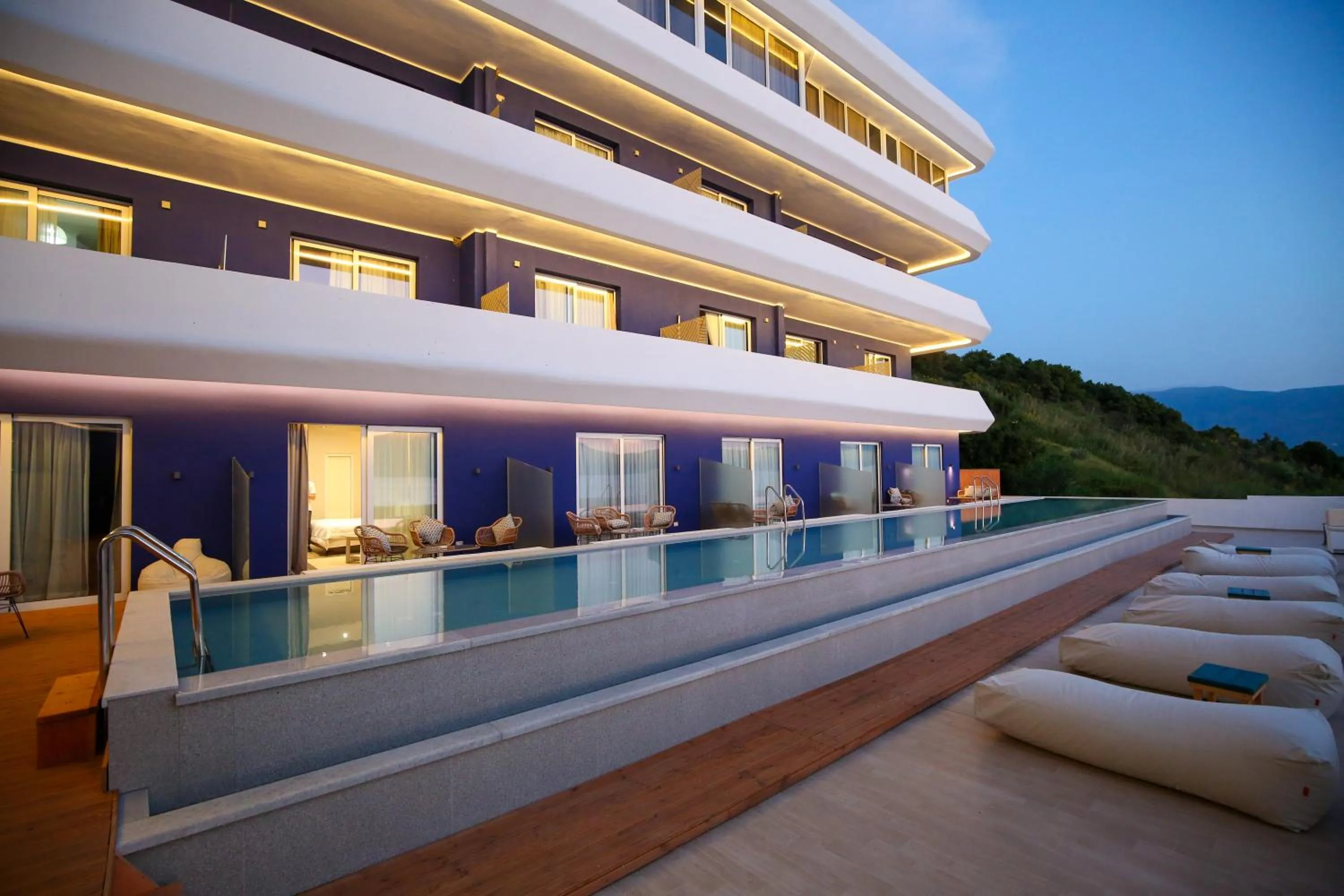 Pool view in Regina Blu