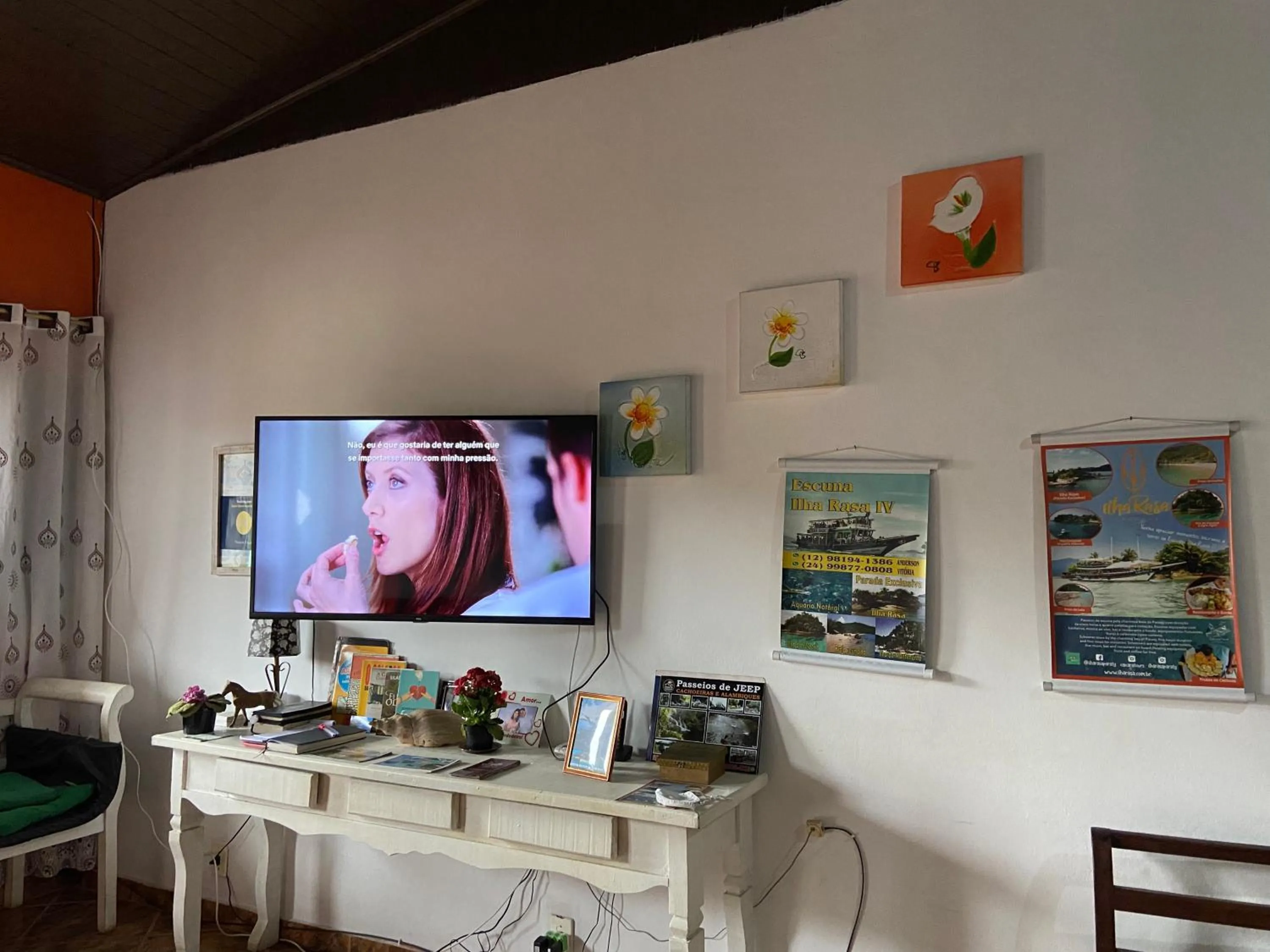 Communal lounge/ TV room in Pousada Fraga