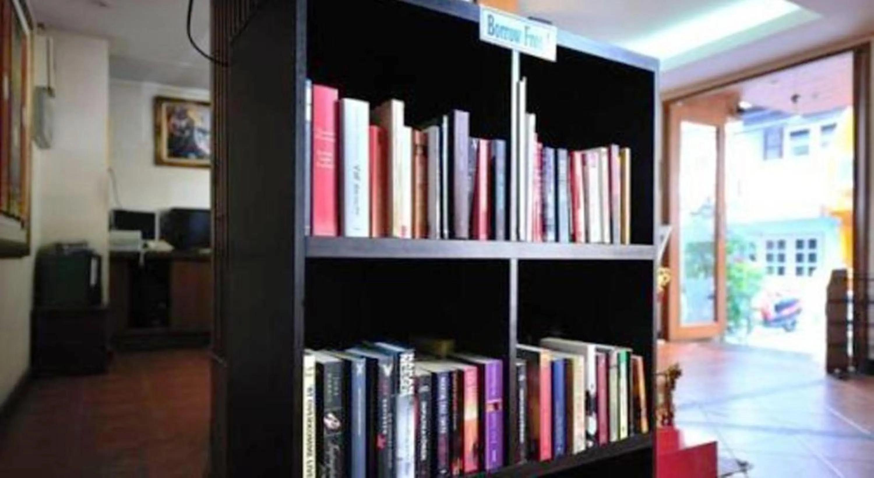 Library in Thipurai Annex Hotel
