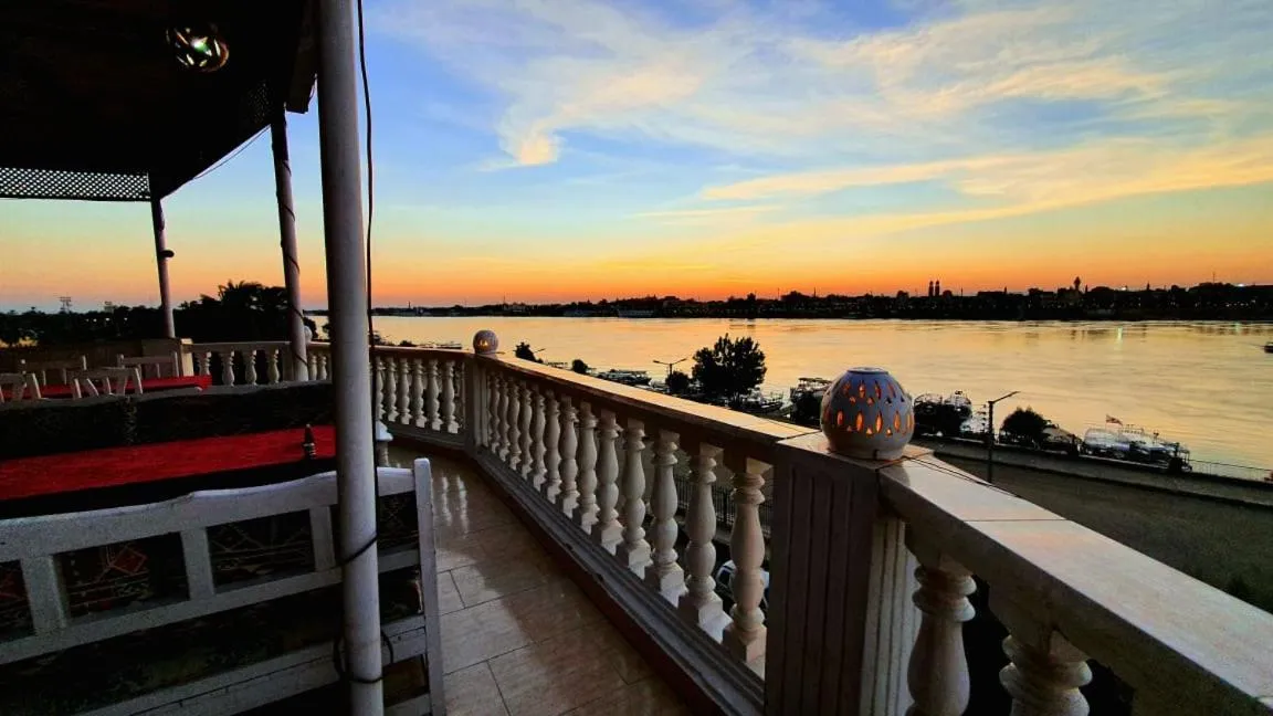 Restaurant/places to eat in El Mesala Hotel