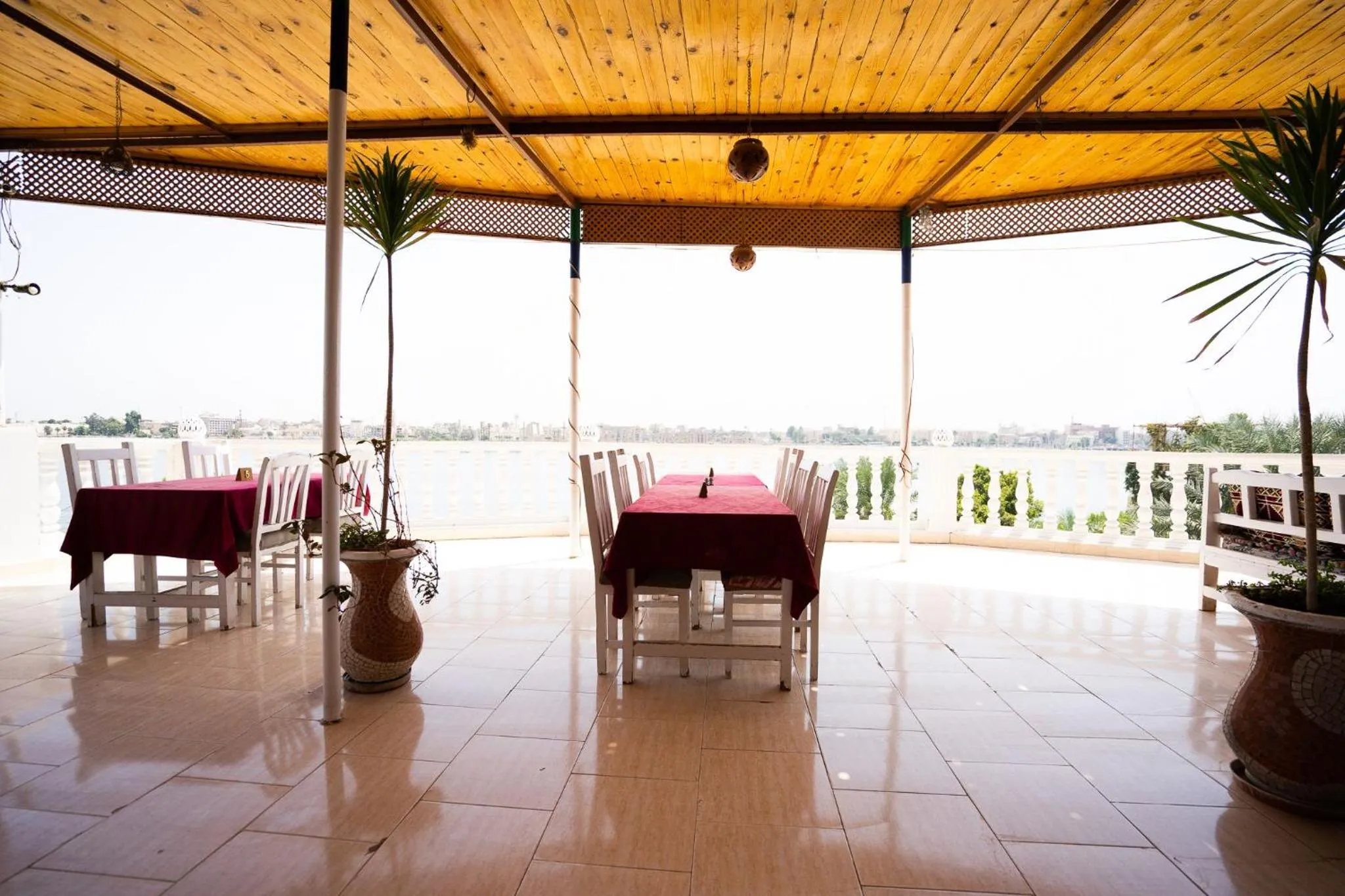 Restaurant/places to eat in El Mesala Hotel