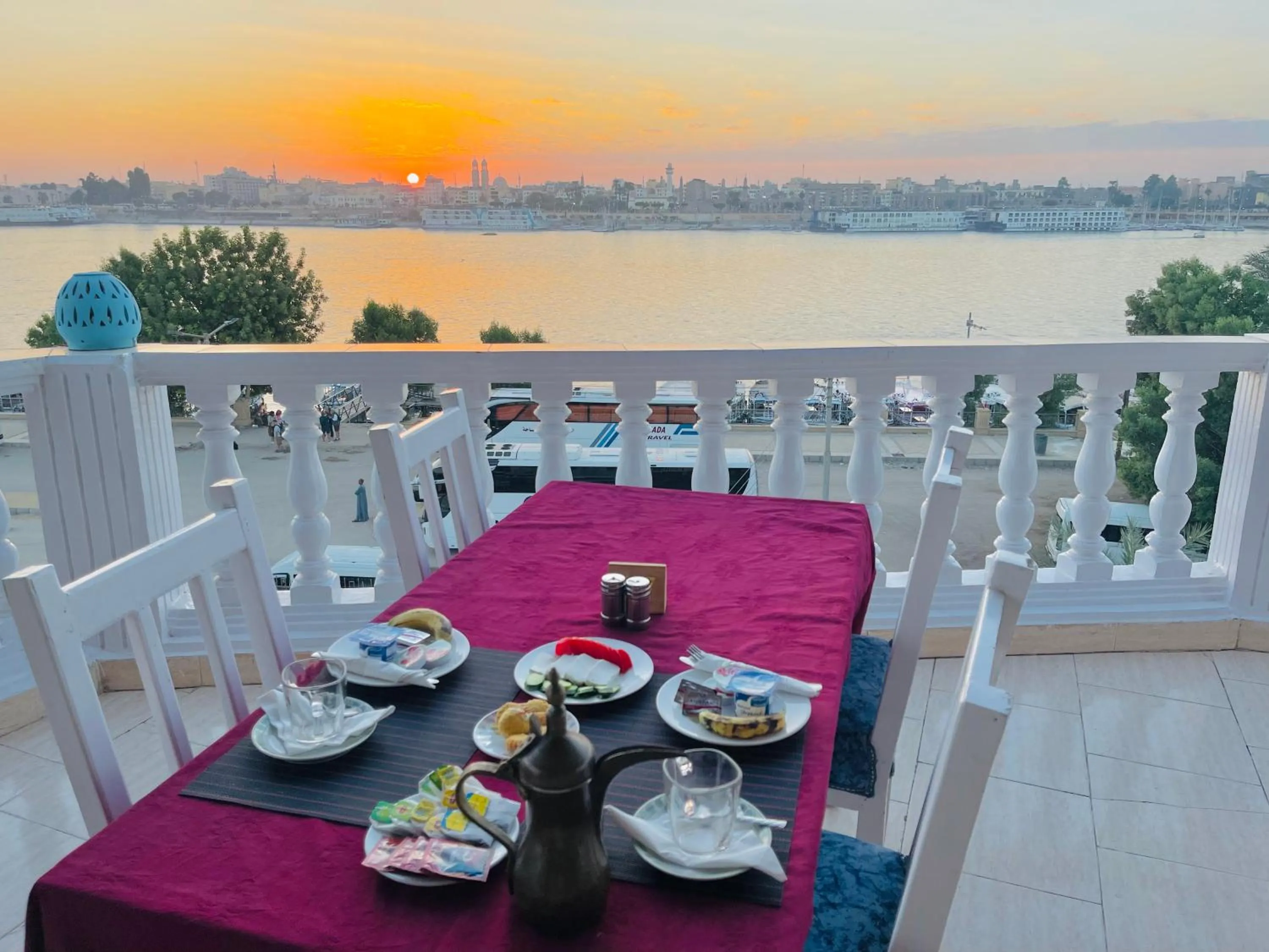 Restaurant/places to eat in El Mesala Hotel