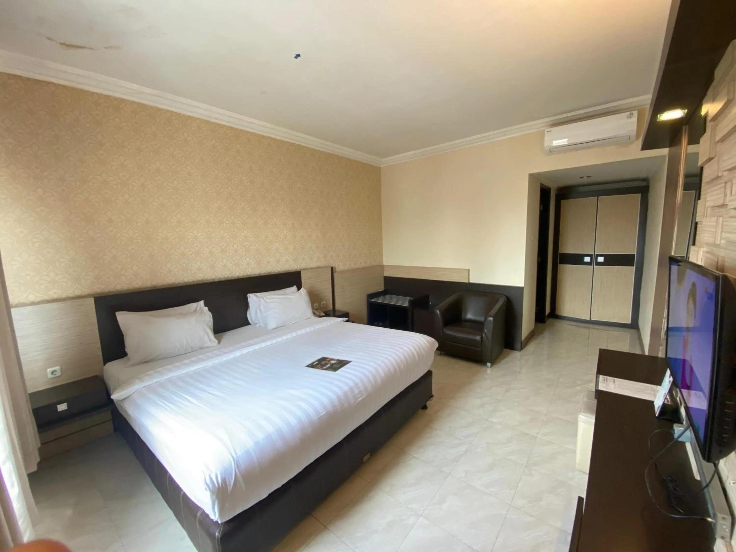 Bedroom, Bed in Hotel 88 Jember By WH - Strategic Location In The City Center