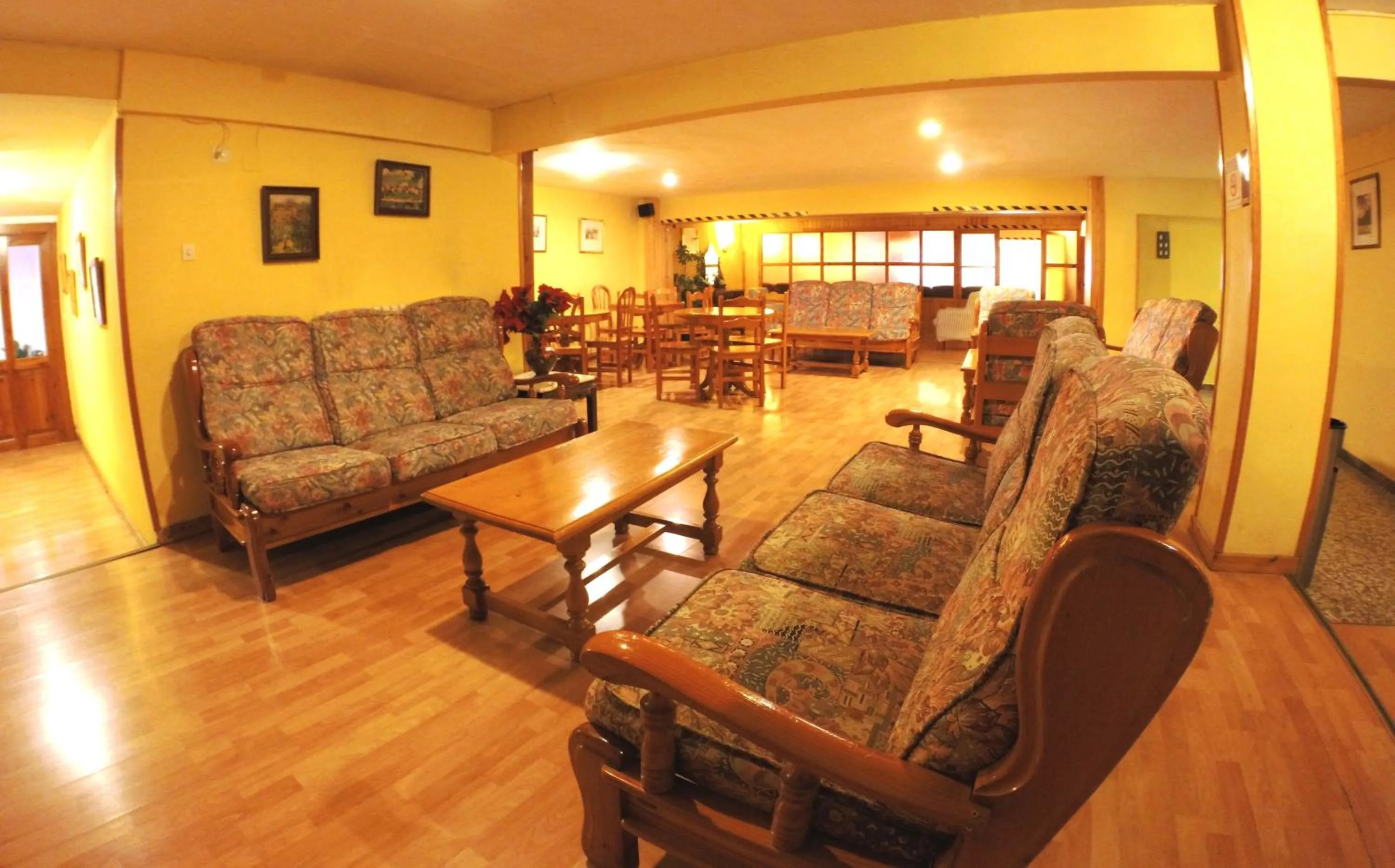 Communal lounge/ TV room in El Pilar