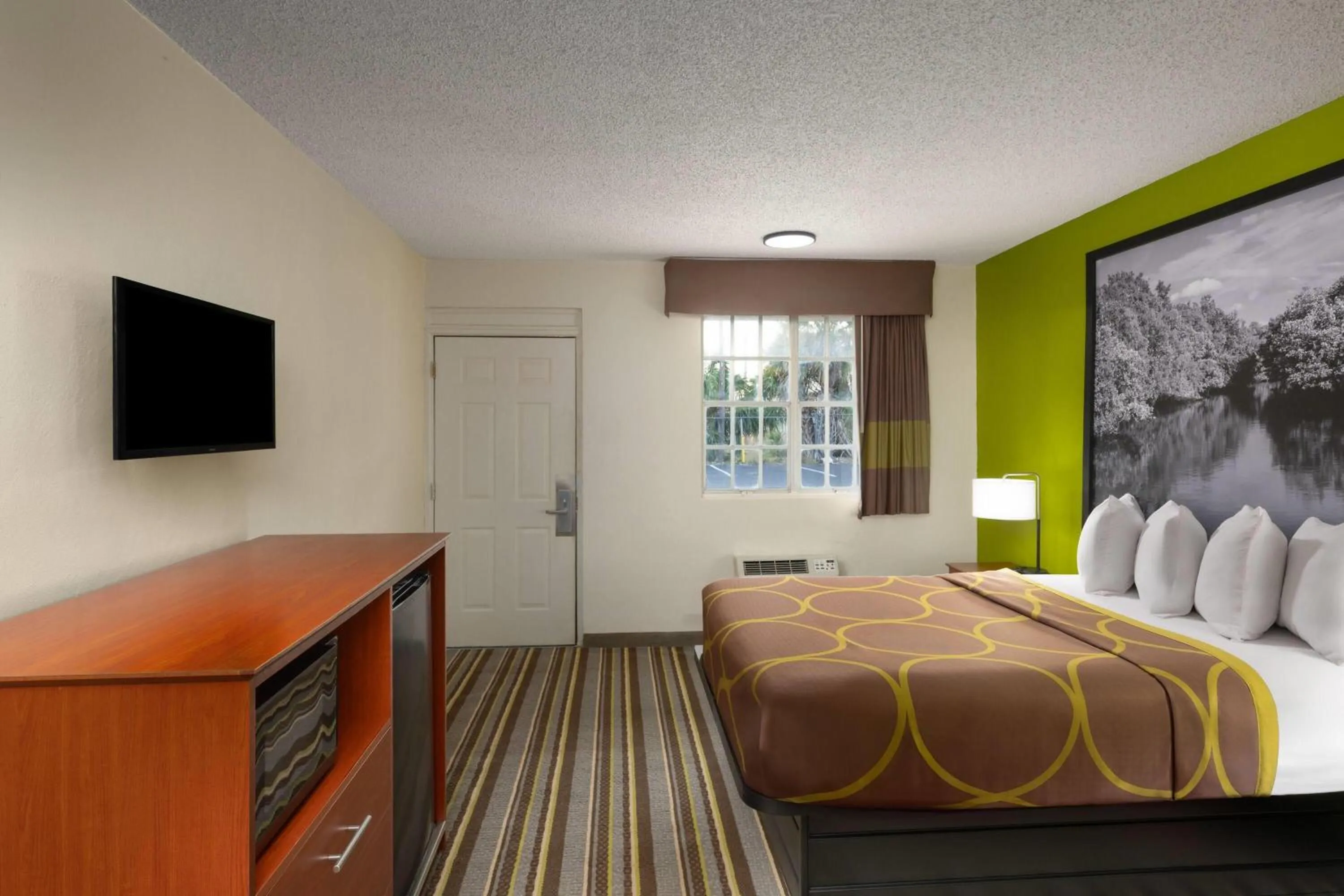 Photo of the whole room, Bed in Super 8 by Wyndham Lake City