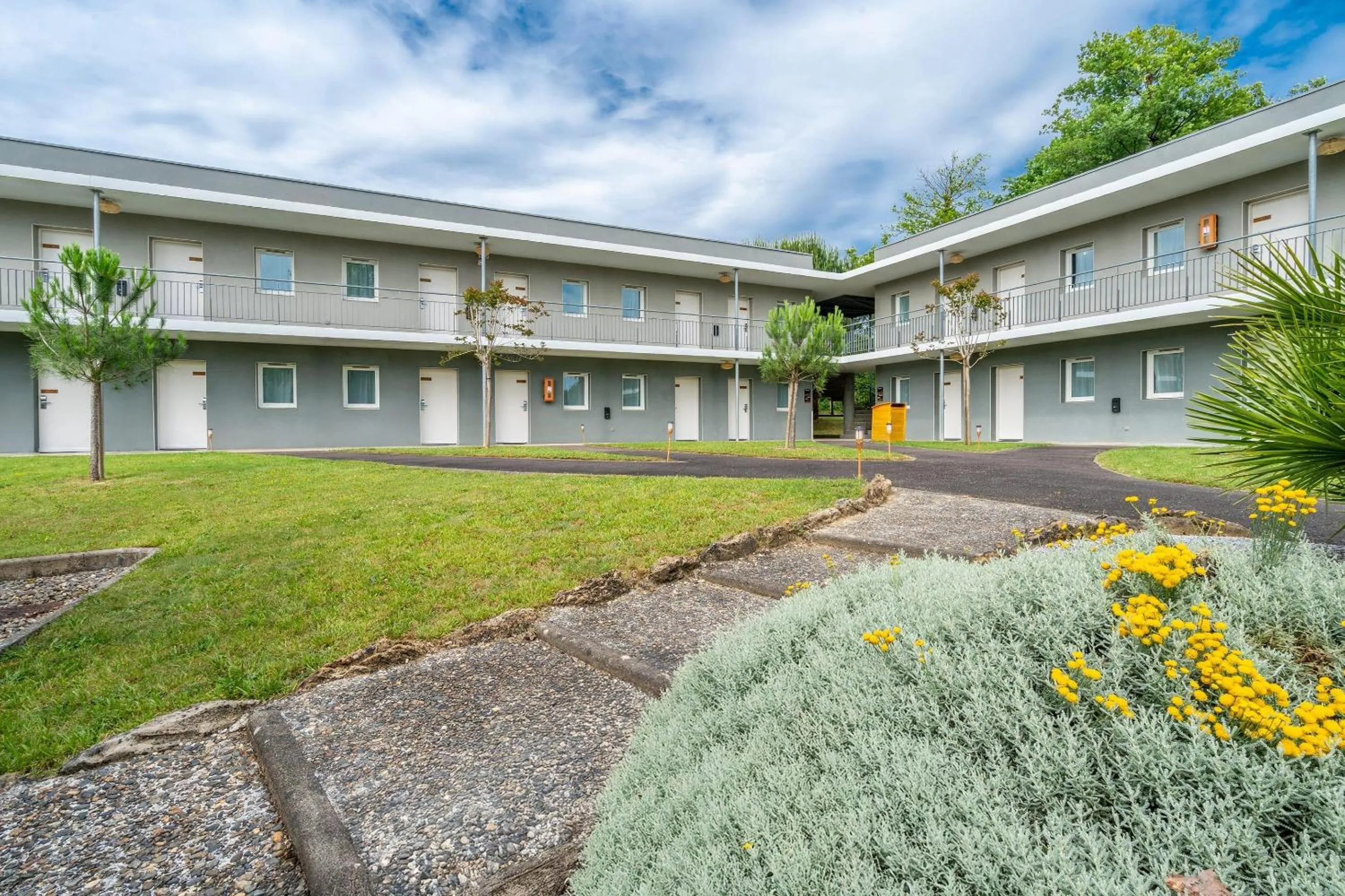 Property building in Sure Hotel by Best Western Mont-de-Marsan