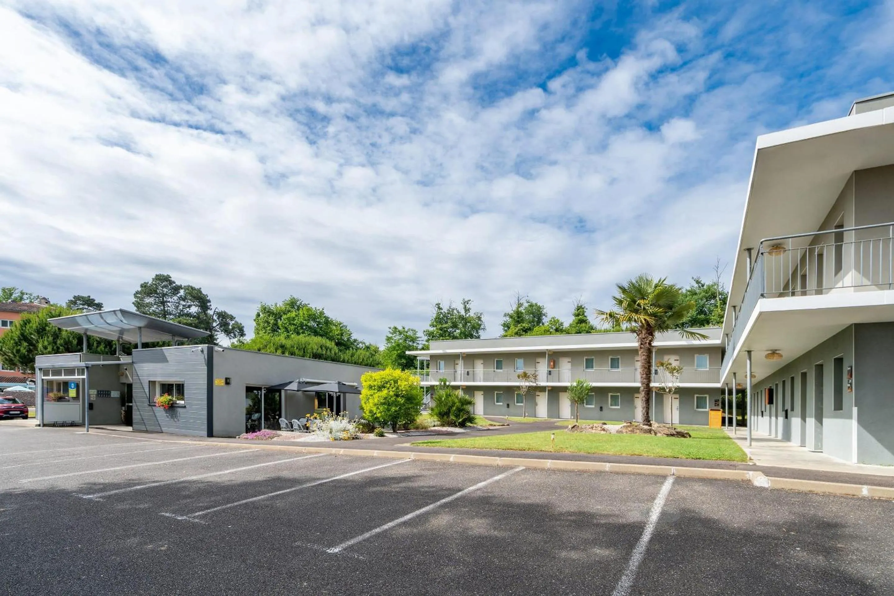 Property building in Sure Hotel by Best Western Mont-de-Marsan