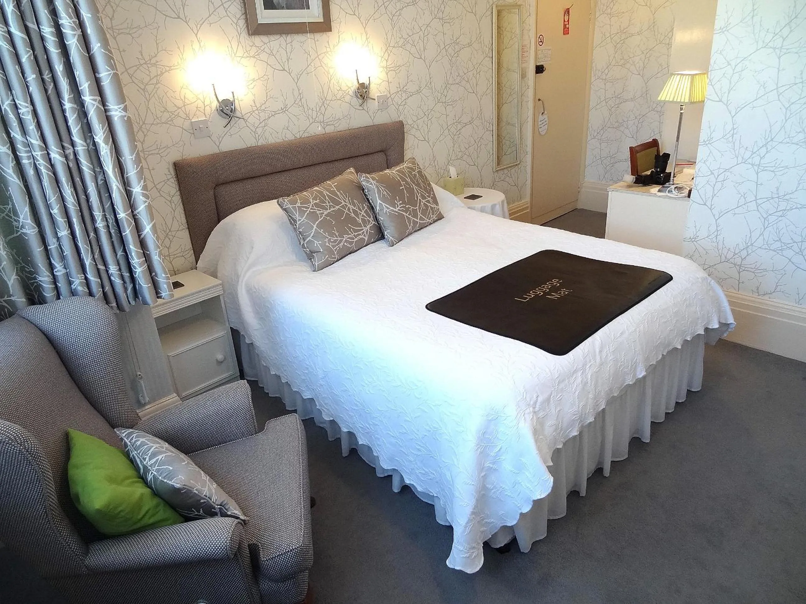 Photo of the whole room, Bed in The Chudleigh