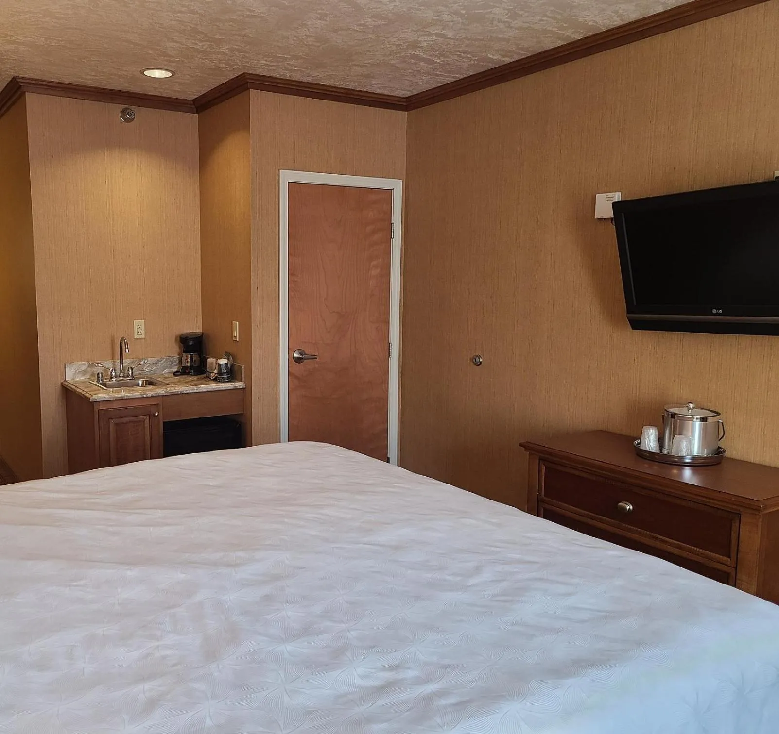 Kitchen or kitchenette, Bed in Mineral Palace Hotel & Gaming