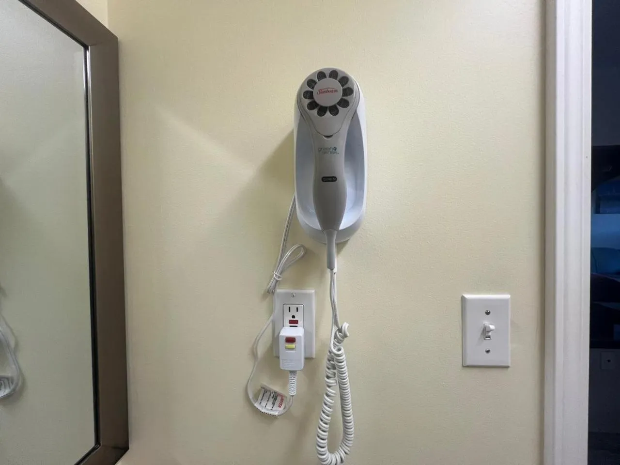 hair dryier in Colonial House Motor Inn