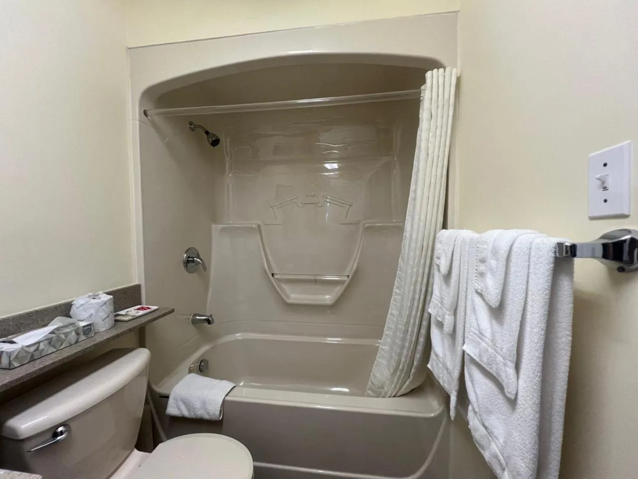 Bathroom in Colonial House Motor Inn