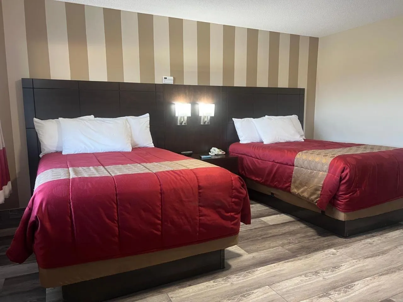 Bedroom, Bed in Colonial House Motor Inn