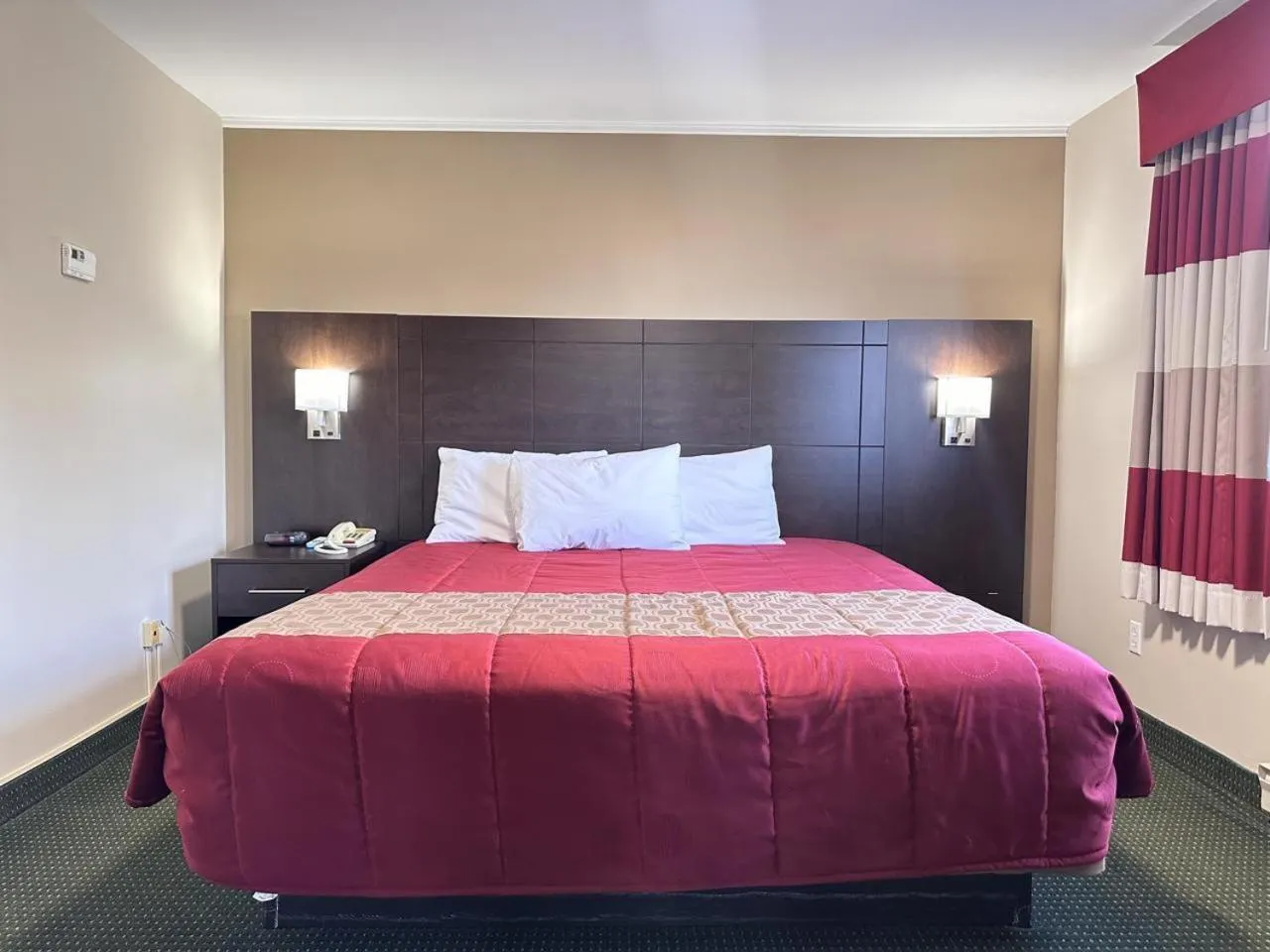 Bed in Colonial House Motor Inn