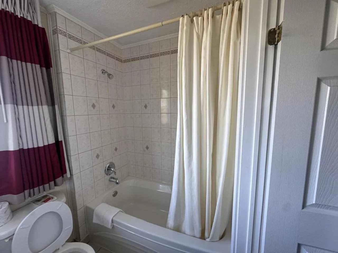 Bathroom in Colonial House Motor Inn