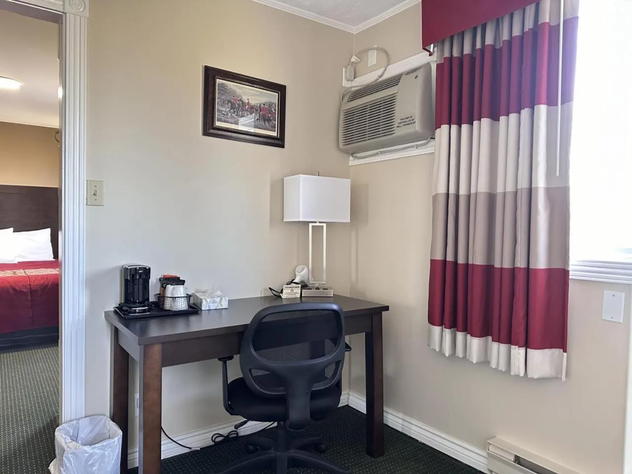 Bedroom, Bed in Colonial House Motor Inn