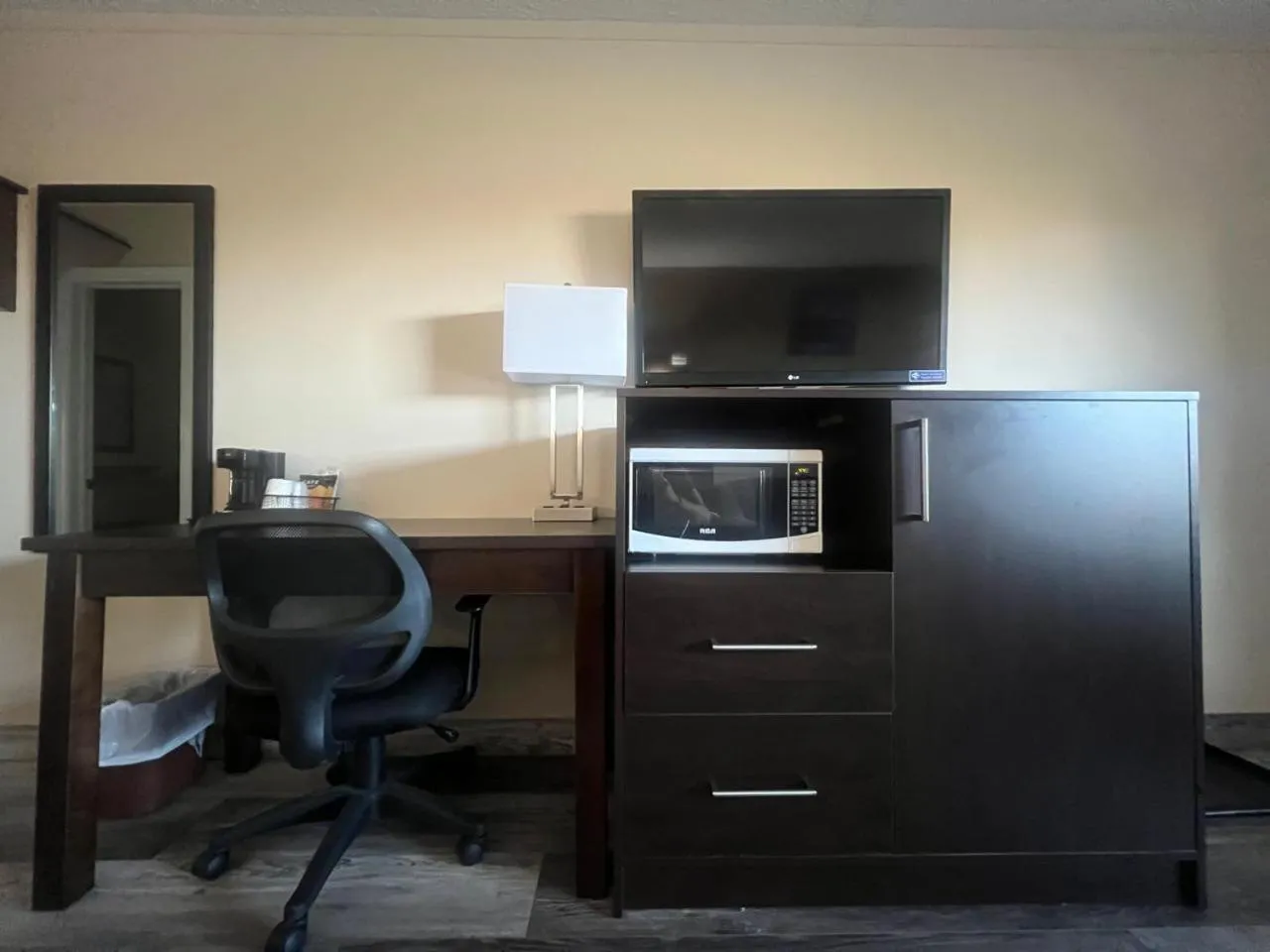 oven in Colonial House Motor Inn