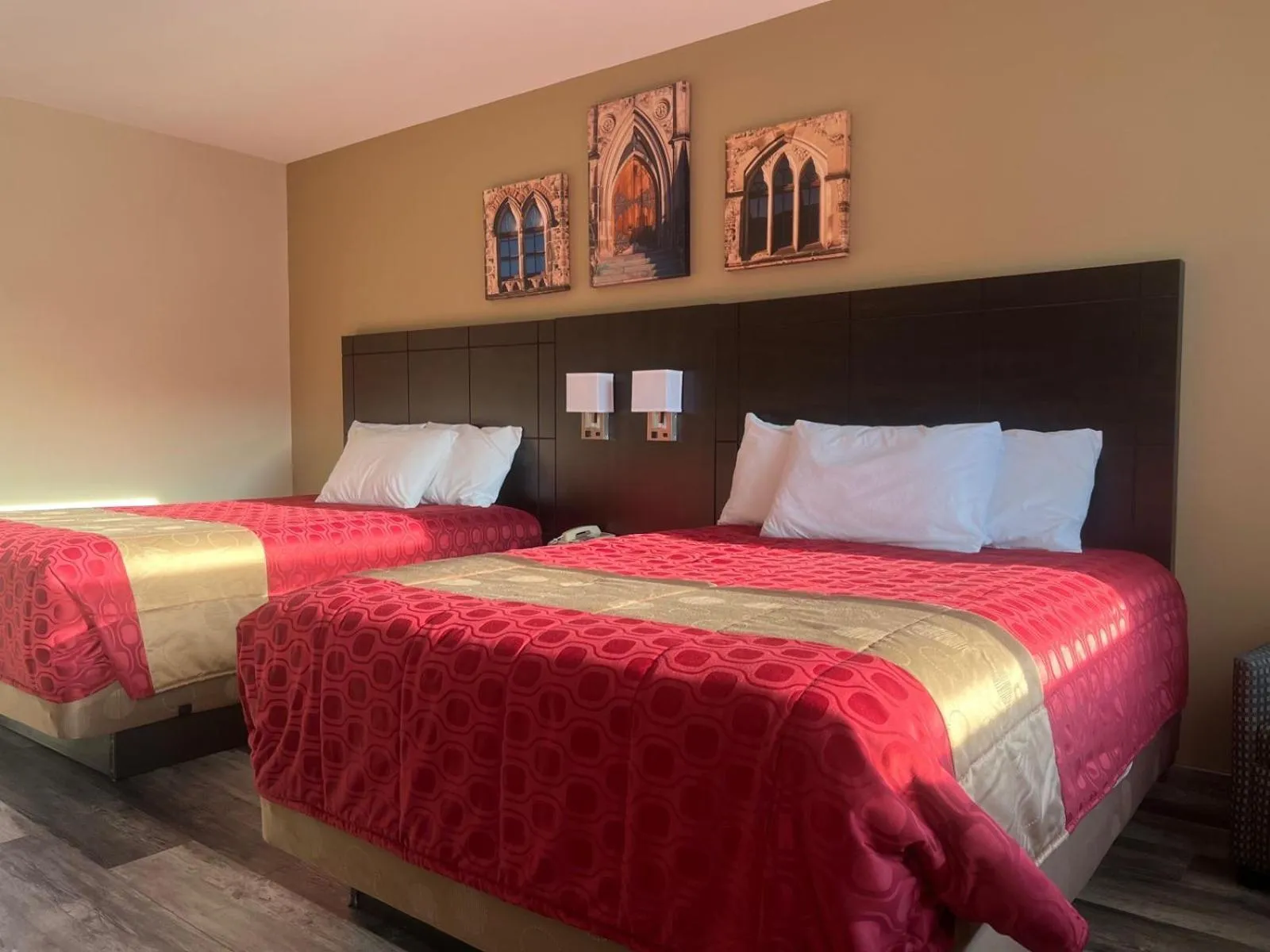 Bed in Colonial House Motor Inn